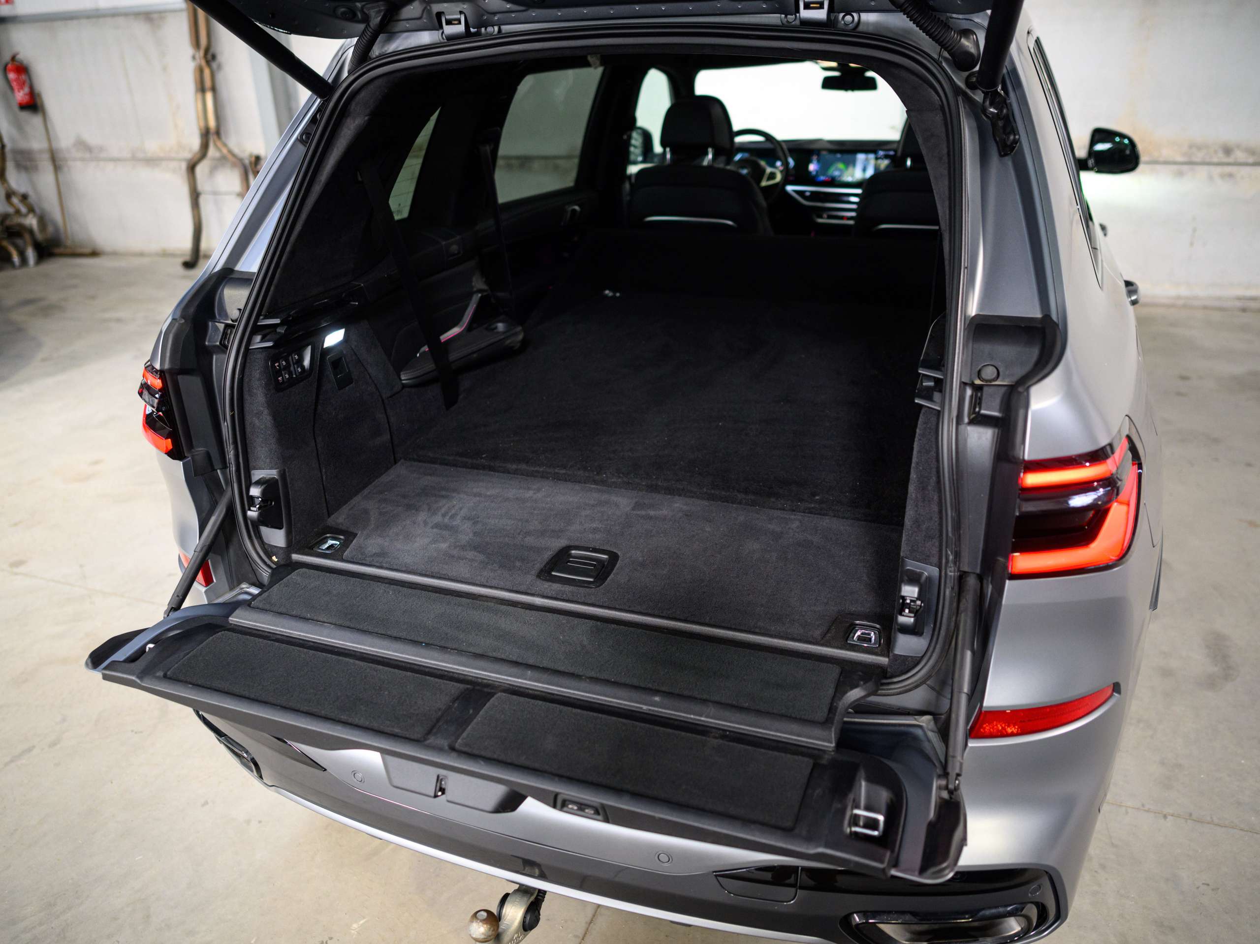 a5c408be-e792-4b7b-9f22-1bd8cd31aeaf18-bmw-x7-40d-lichte-vracht-btw-frozen-grey-full-opt.jpg