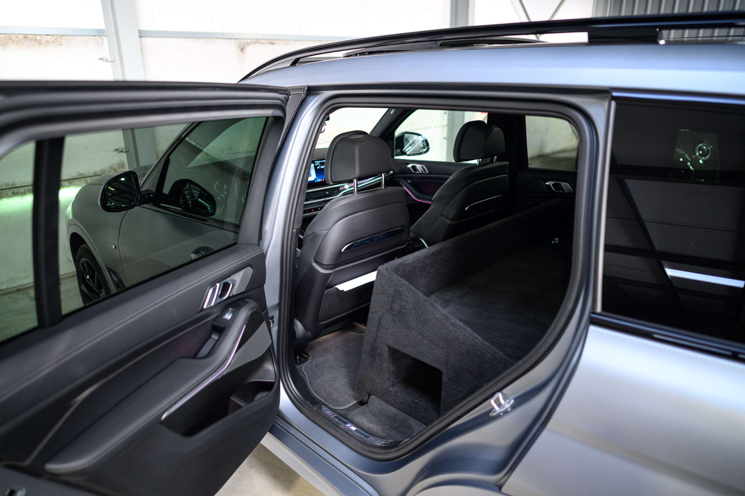 a5c408be-e792-4b7b-9f22-1bd8cd31aeaf19-bmw-x7-40d-lichte-vracht-btw-frozen-grey-full-opt.jpg