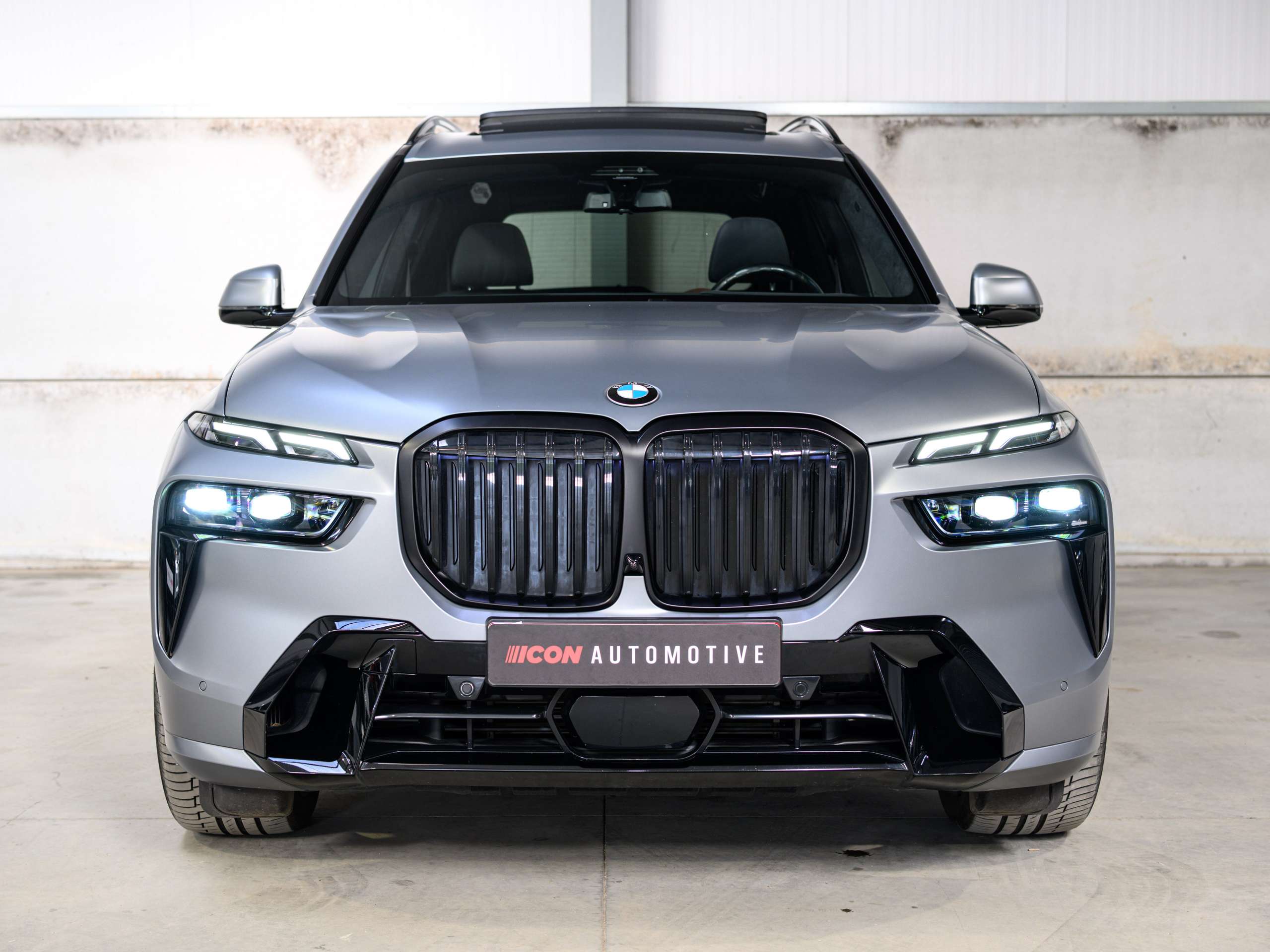a5c408be-e792-4b7b-9f22-1bd8cd31aeaf2-bmw-x7-40d-lichte-vracht-btw-frozen-grey-full-opt.jpg