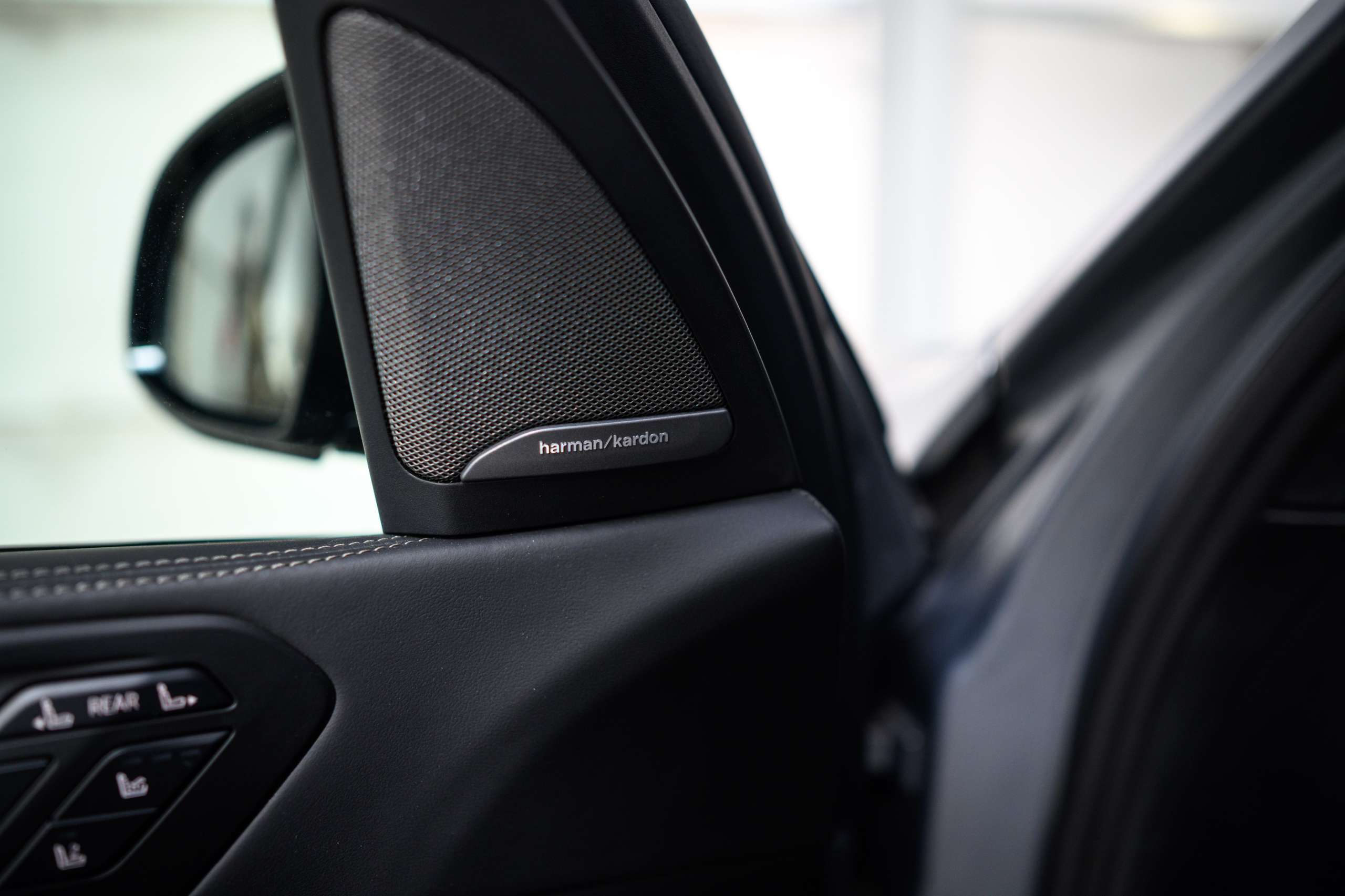 a5c408be-e792-4b7b-9f22-1bd8cd31aeaf26-bmw-x7-40d-lichte-vracht-btw-frozen-grey-full-opt.jpg