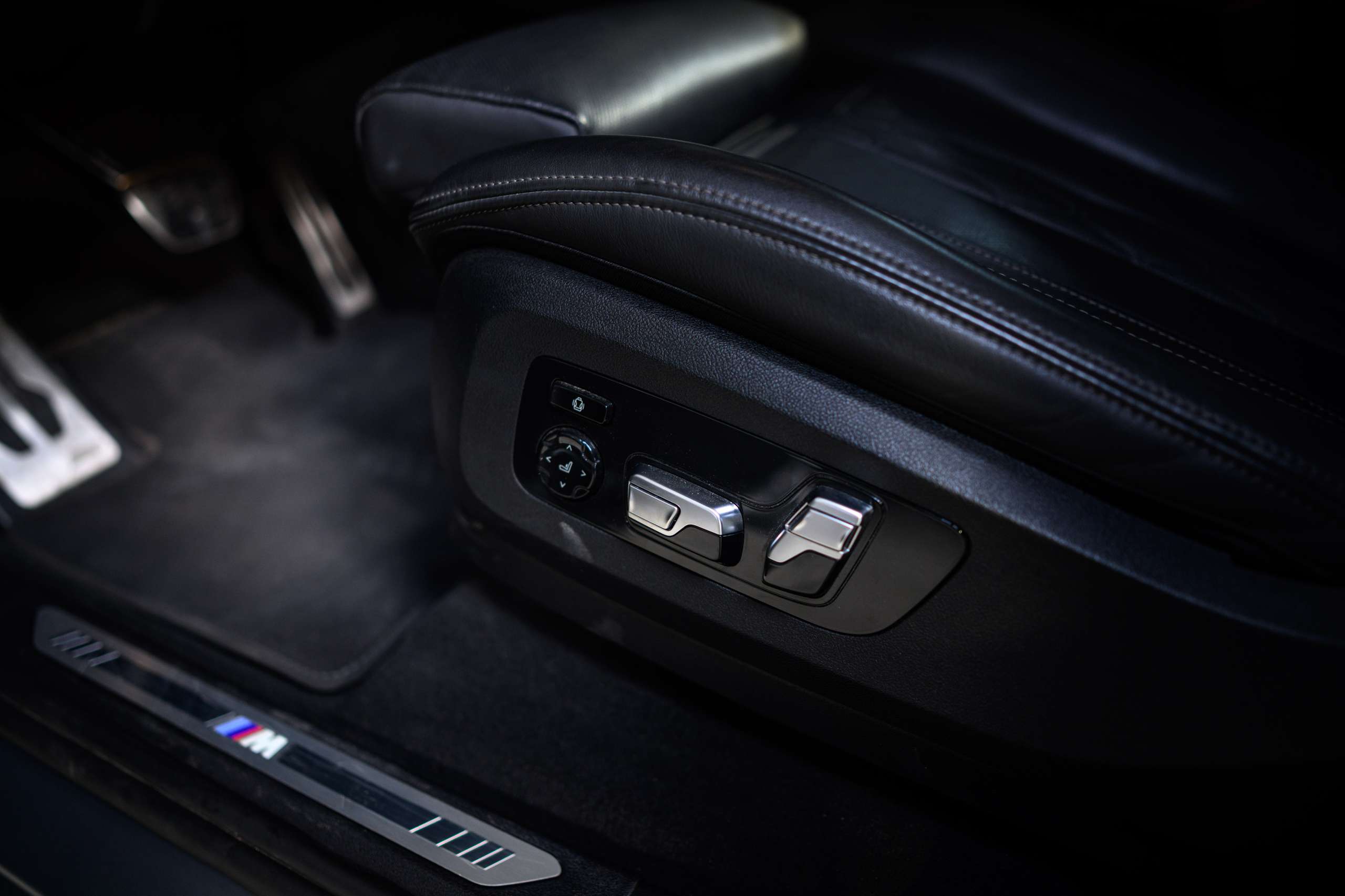 a5c408be-e792-4b7b-9f22-1bd8cd31aeaf28-bmw-x7-40d-lichte-vracht-btw-frozen-grey-full-opt.jpg