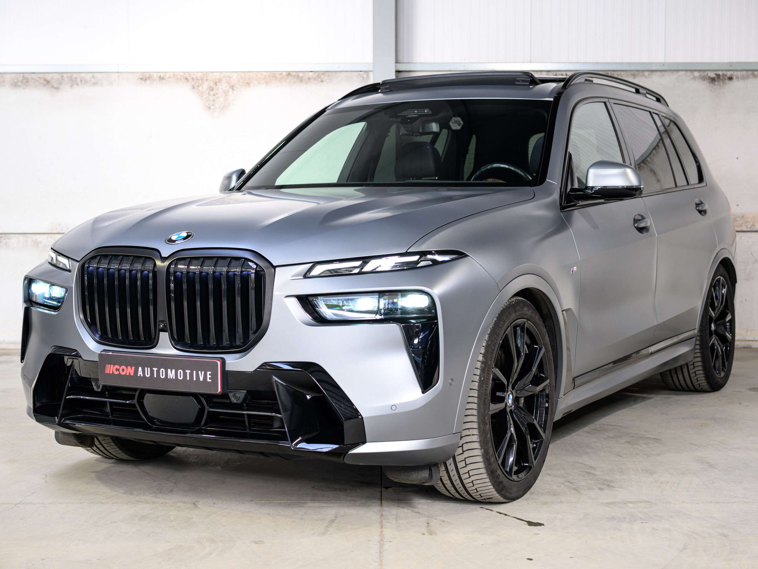 a5c408be-e792-4b7b-9f22-1bd8cd31aeaf3-bmw-x7-40d-lichte-vracht-btw-frozen-grey-full-opt.jpg