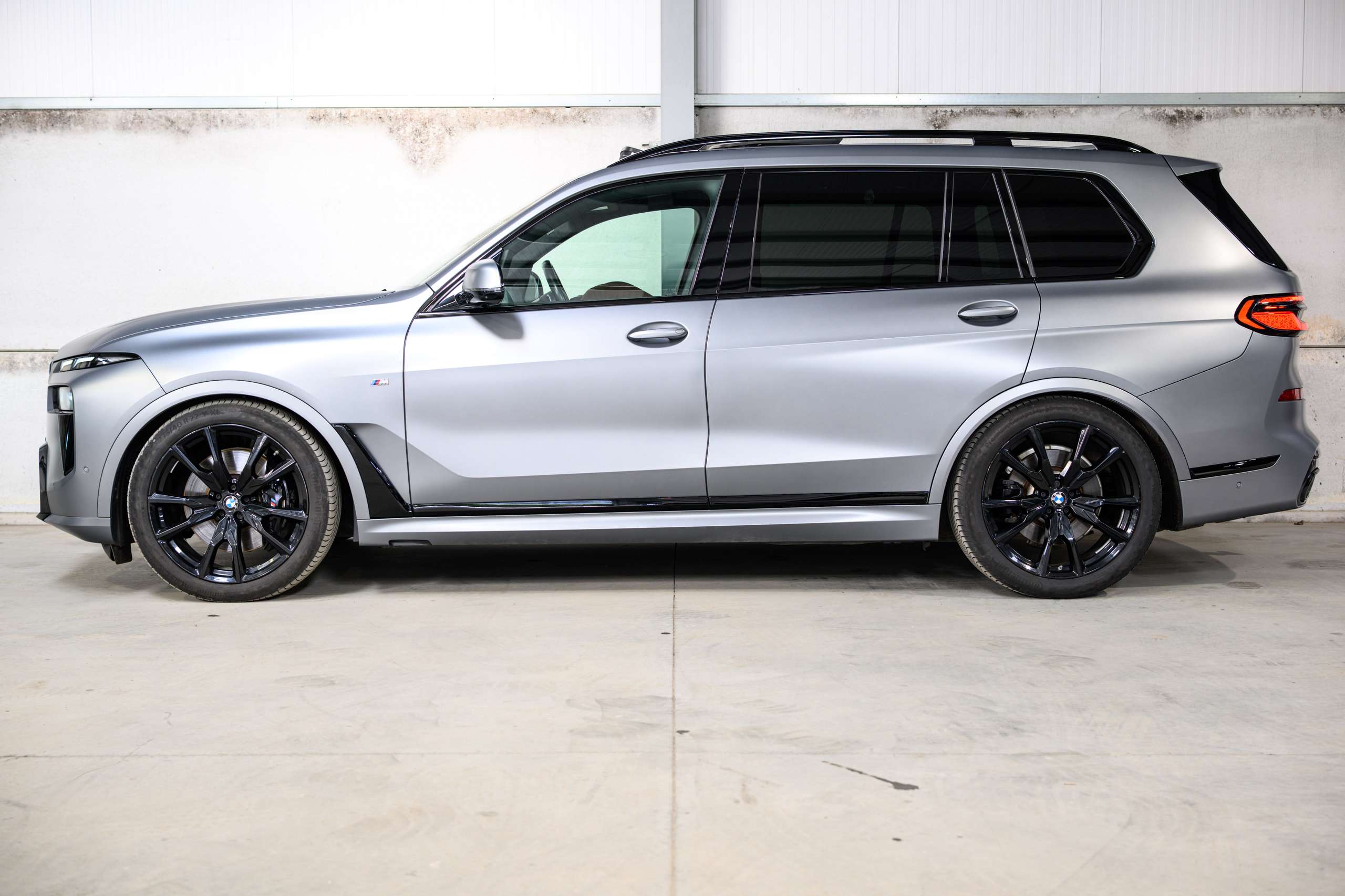 a5c408be-e792-4b7b-9f22-1bd8cd31aeaf4-bmw-x7-40d-lichte-vracht-btw-frozen-grey-full-opt.jpg
