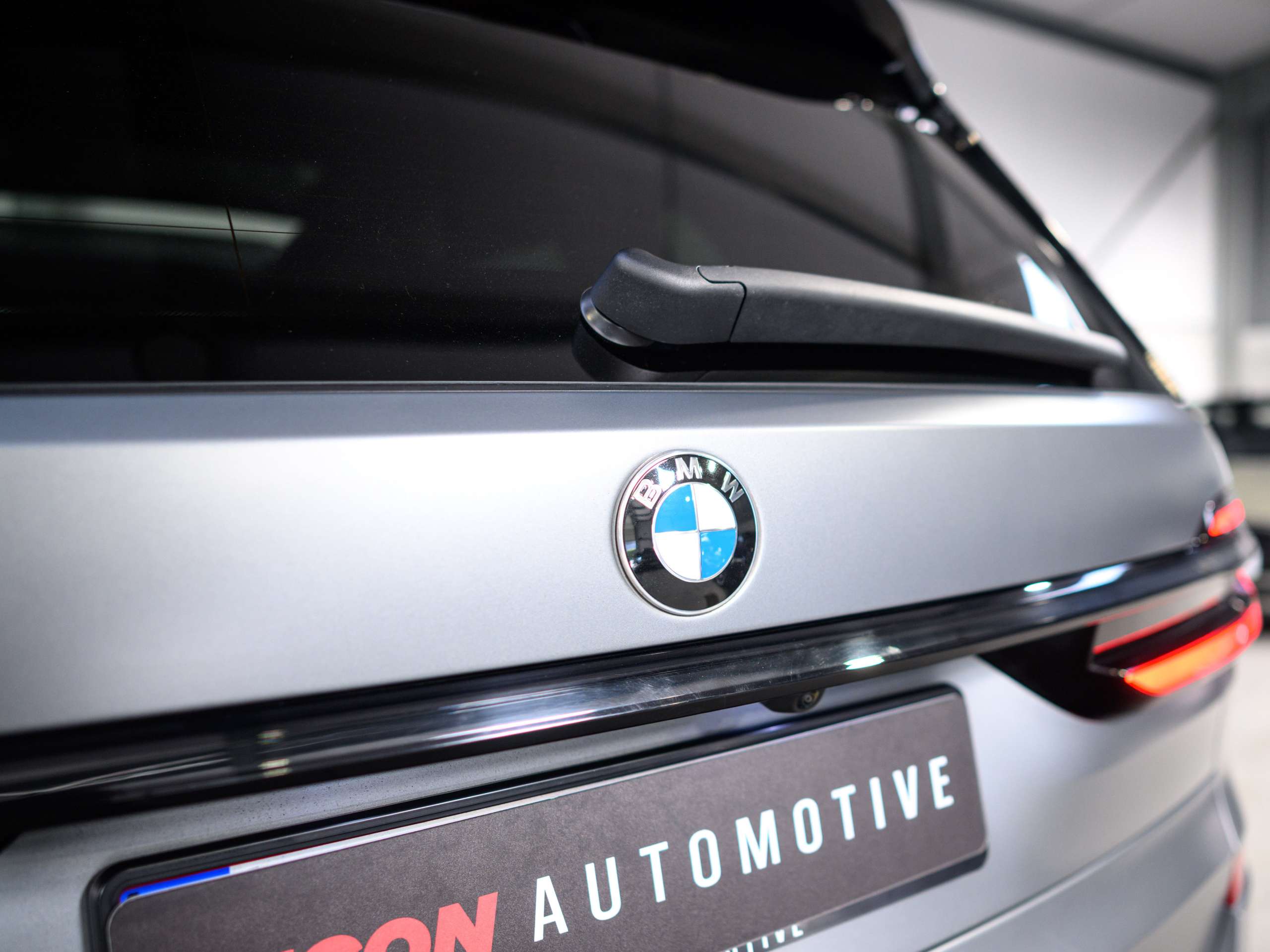 a5c408be-e792-4b7b-9f22-1bd8cd31aeaf6-bmw-x7-40d-lichte-vracht-btw-frozen-grey-full-opt.jpg