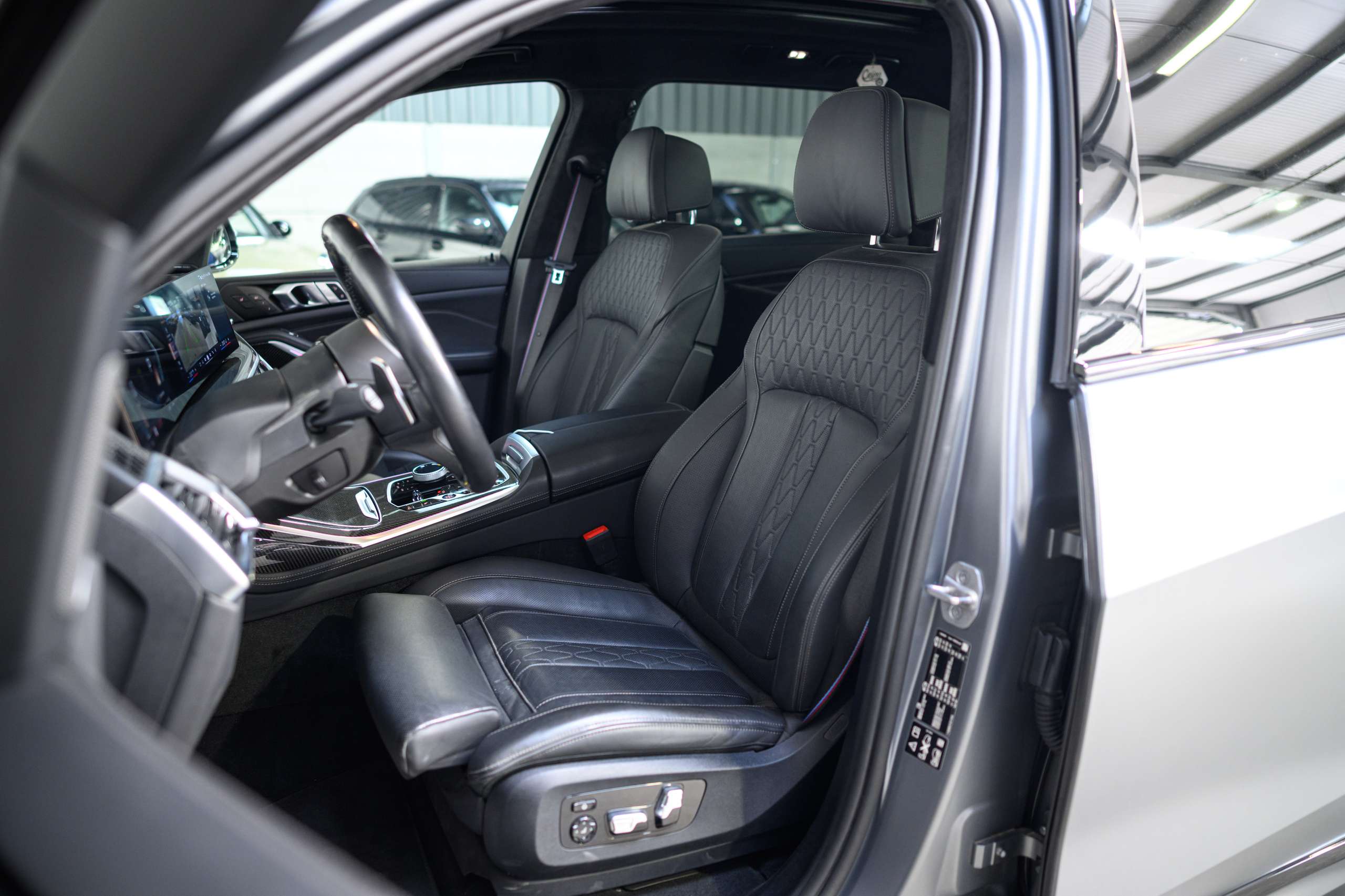 a5c408be-e792-4b7b-9f22-1bd8cd31aeaf9-bmw-x7-40d-lichte-vracht-btw-frozen-grey-full-opt.jpg