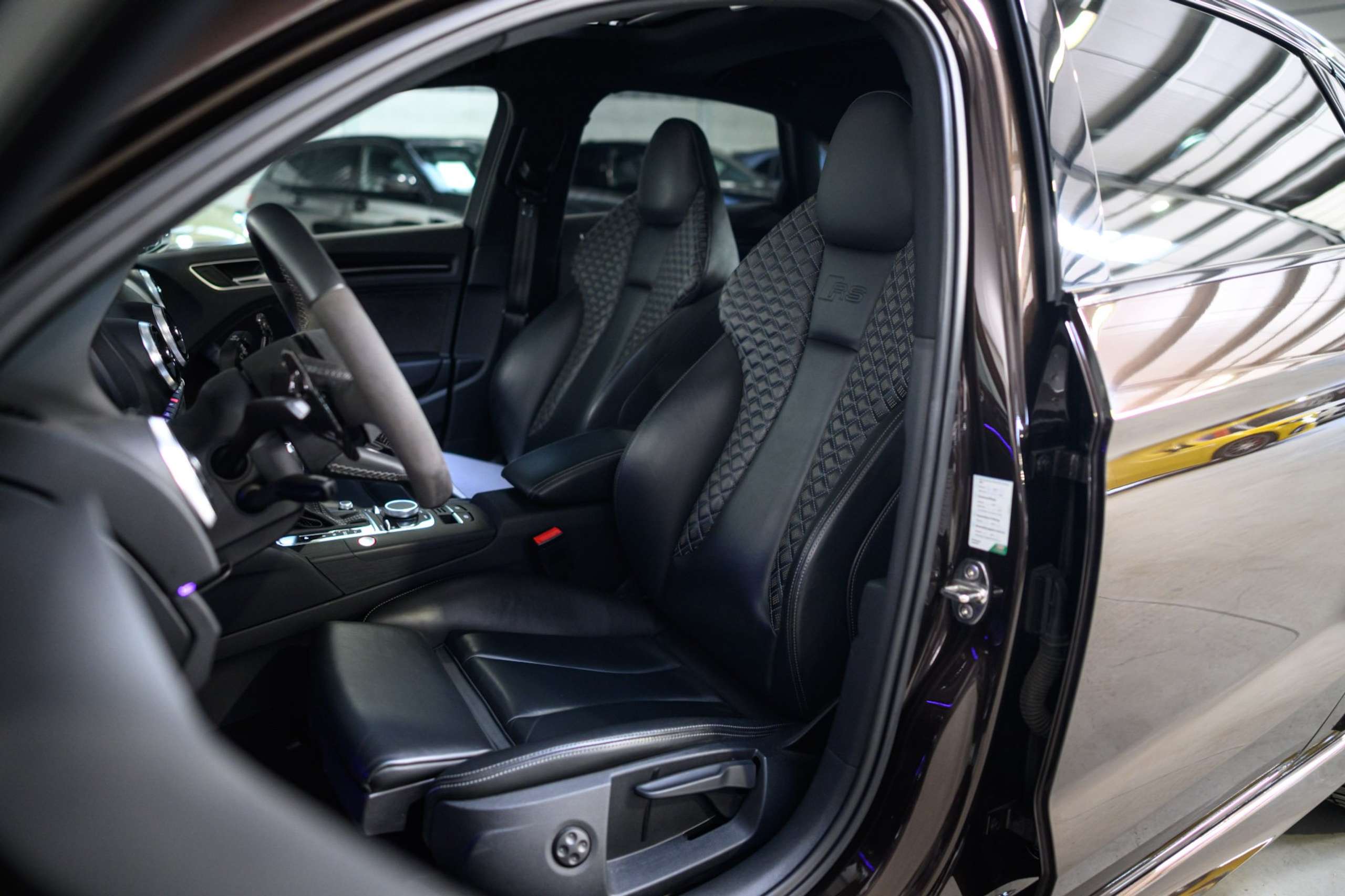 b548b5e0-a81b-4d0d-bde9-e46c729d183e10-audi-rs3-quattro-sedan-1-1-pts-colour-fulloption-pano.jpg