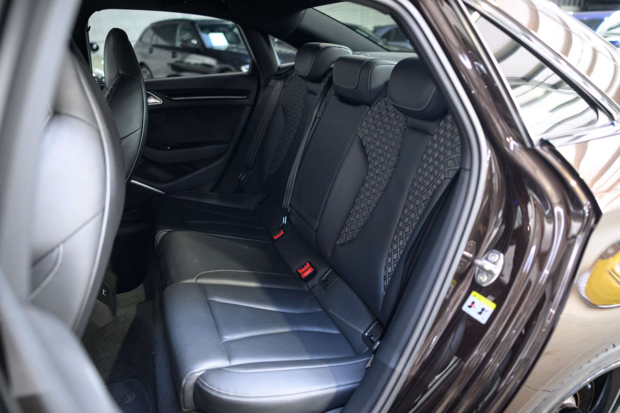 b548b5e0-a81b-4d0d-bde9-e46c729d183e13-audi-rs3-quattro-sedan-1-1-pts-colour-fulloption-pano.jpg
