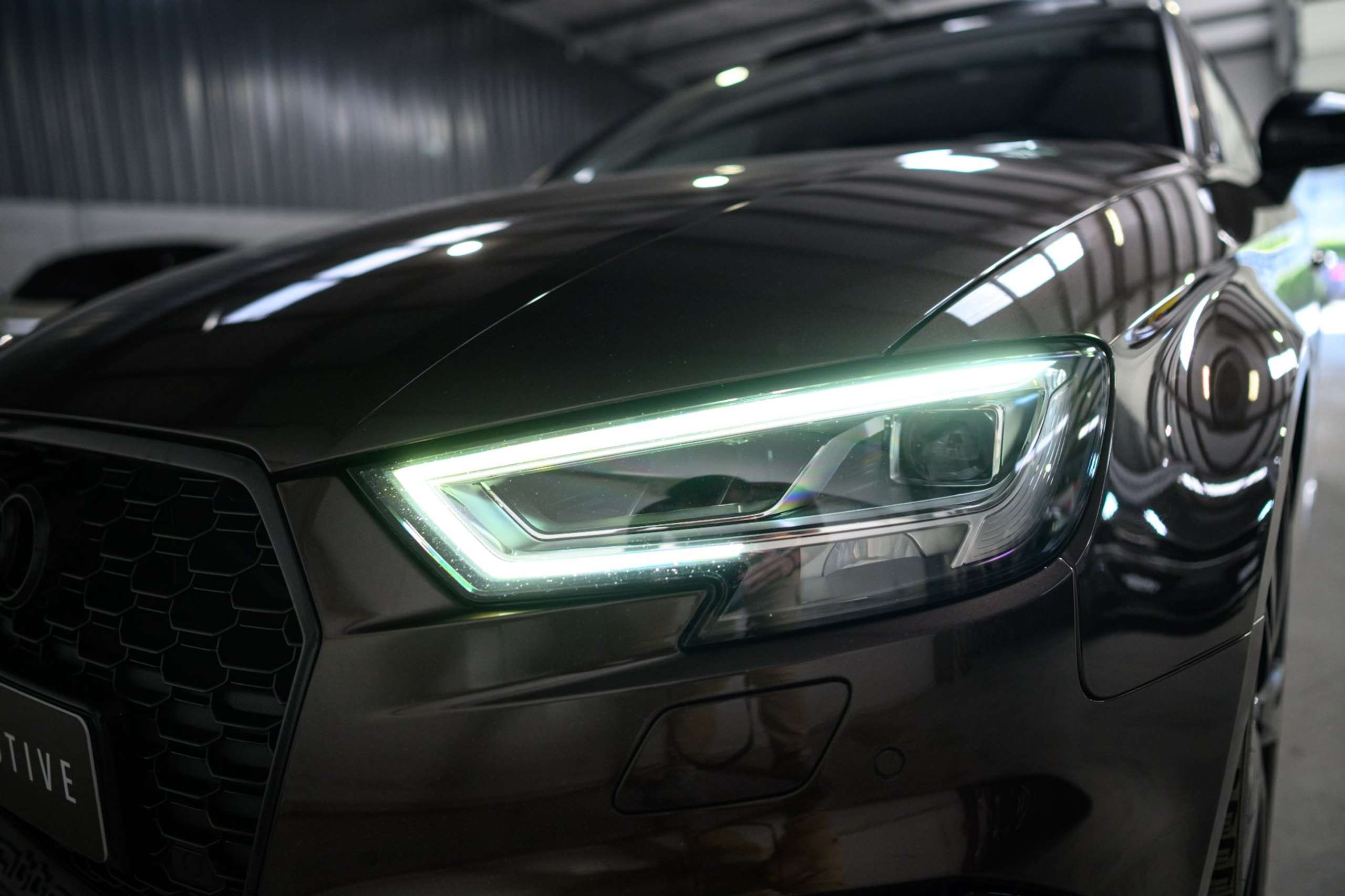 b548b5e0-a81b-4d0d-bde9-e46c729d183e18-audi-rs3-quattro-sedan-1-1-pts-colour-fulloption-pano.jpg