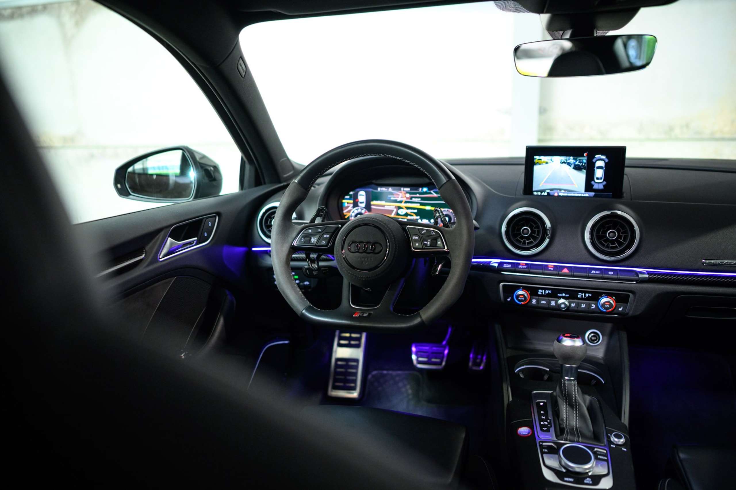b548b5e0-a81b-4d0d-bde9-e46c729d183e2-audi-rs3-quattro-sedan-1-1-pts-colour-fulloption-pano.jpg