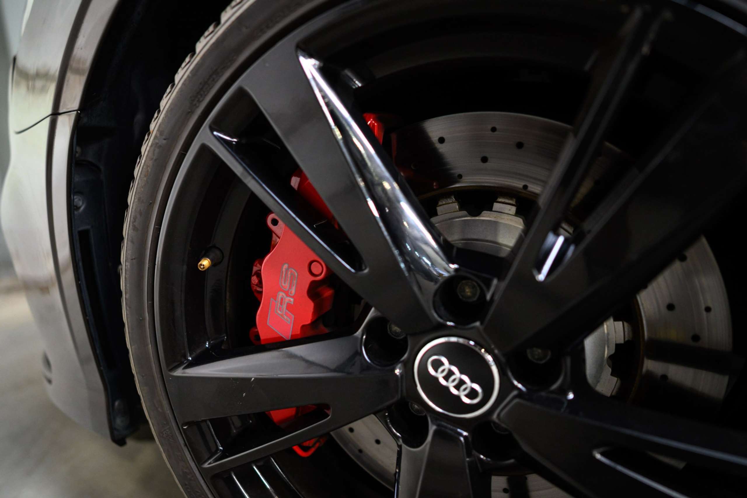 b548b5e0-a81b-4d0d-bde9-e46c729d183e20-audi-rs3-quattro-sedan-1-1-pts-colour-fulloption-pano.jpg