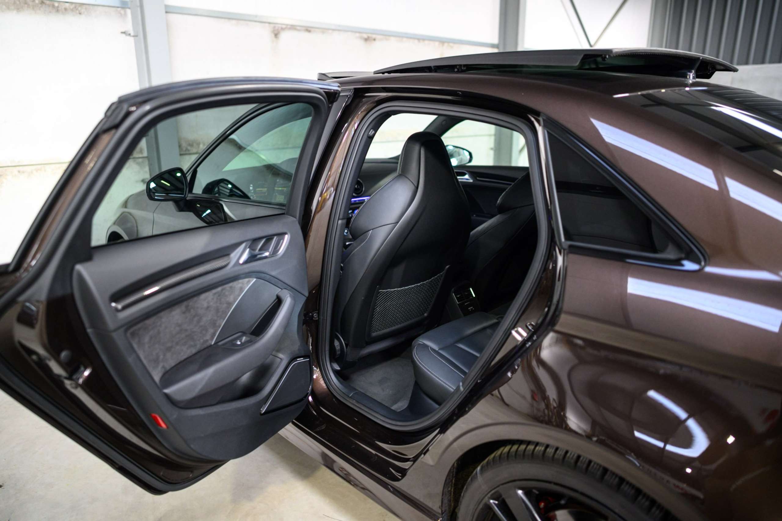 b548b5e0-a81b-4d0d-bde9-e46c729d183e25-audi-rs3-quattro-sedan-1-1-pts-colour-fulloption-pano.jpg