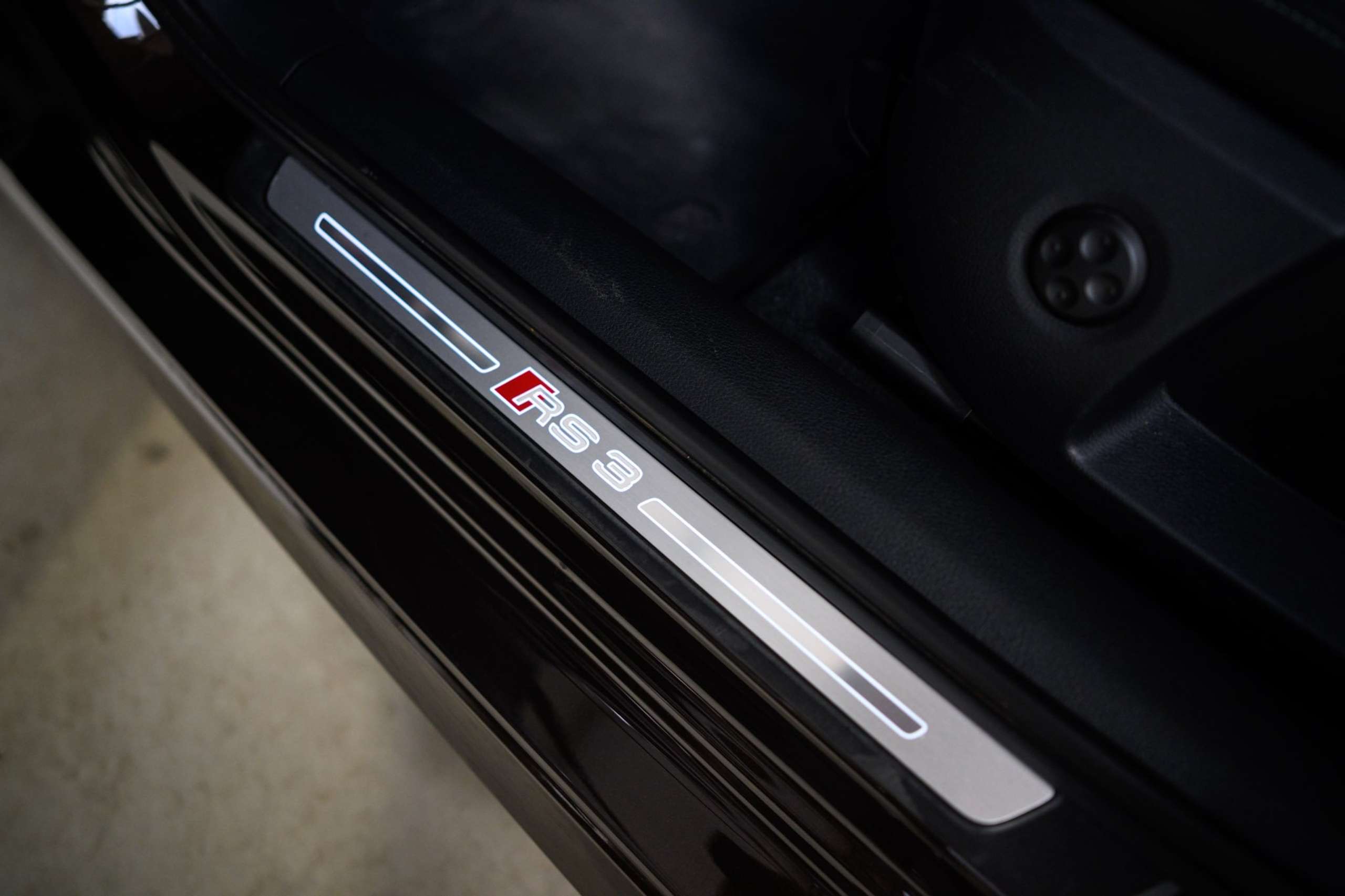 b548b5e0-a81b-4d0d-bde9-e46c729d183e28-audi-rs3-quattro-sedan-1-1-pts-colour-fulloption-pano.jpg