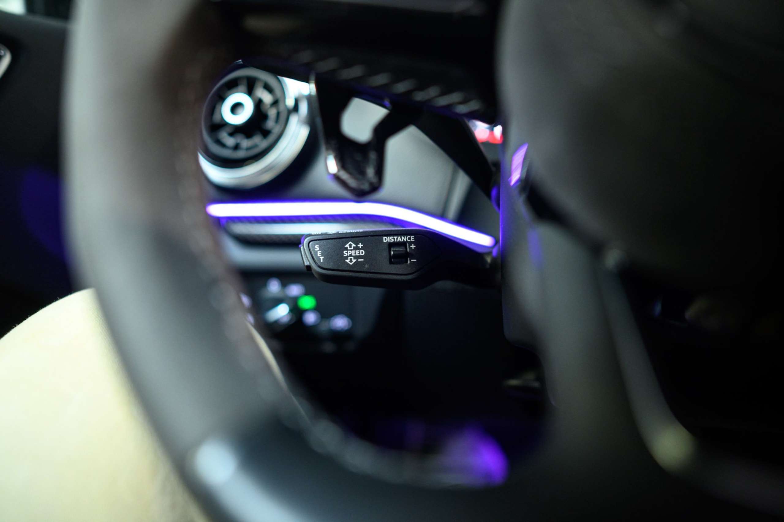 b548b5e0-a81b-4d0d-bde9-e46c729d183e37-audi-rs3-quattro-sedan-1-1-pts-colour-fulloption-pano.jpg