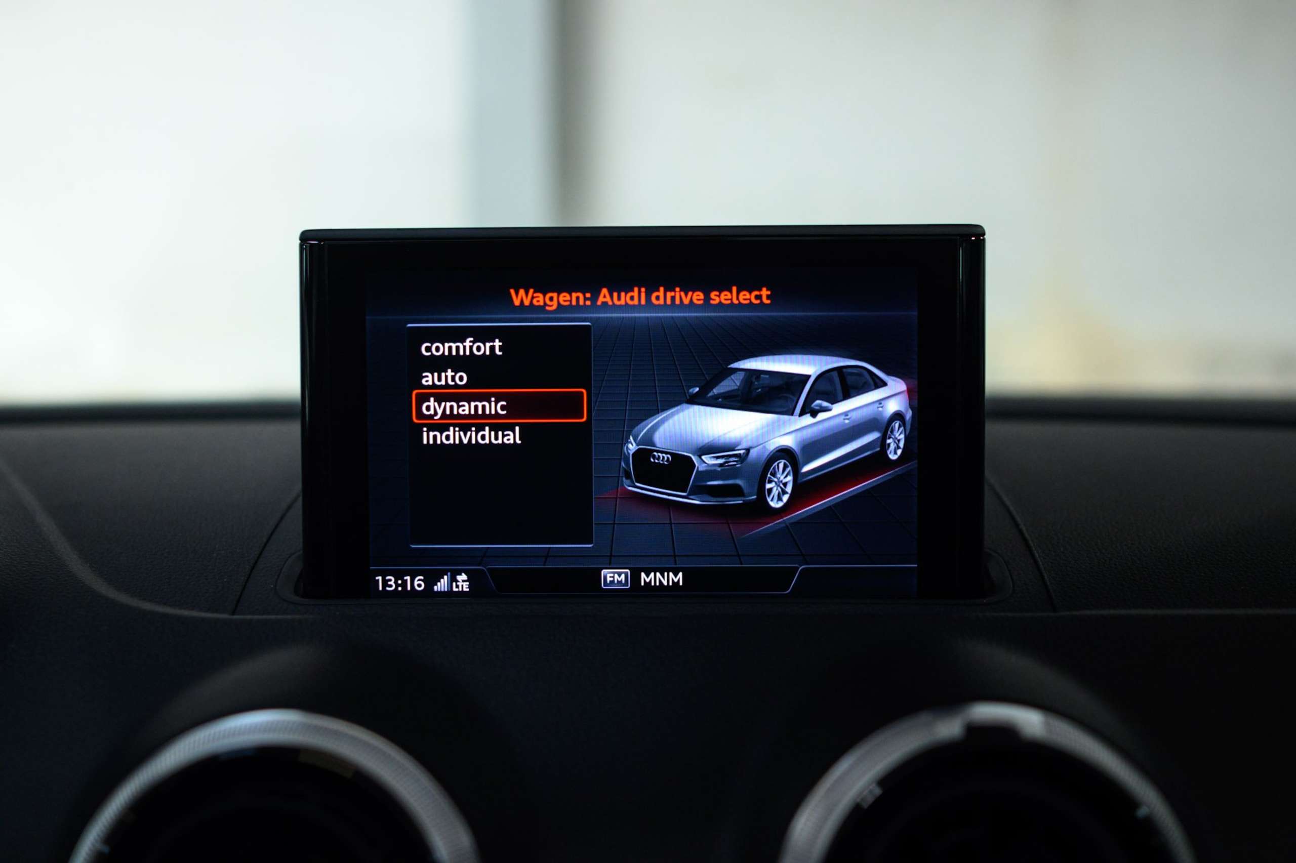 b548b5e0-a81b-4d0d-bde9-e46c729d183e41-audi-rs3-quattro-sedan-1-1-pts-colour-fulloption-pano.jpg