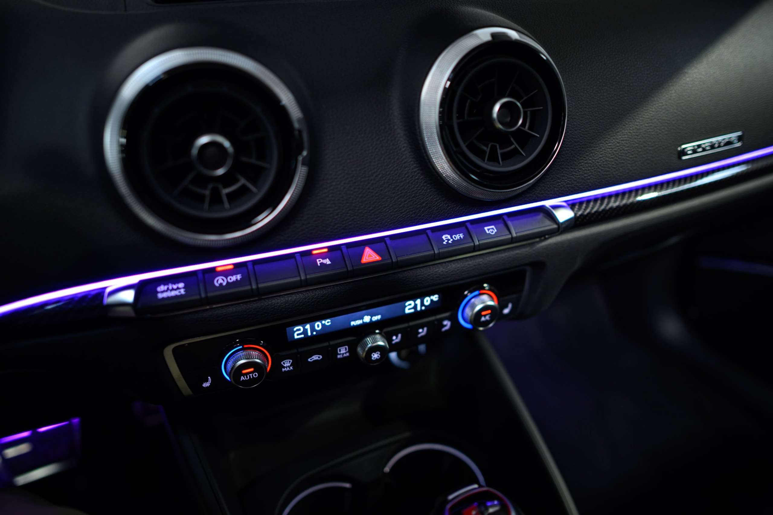 b548b5e0-a81b-4d0d-bde9-e46c729d183e43-audi-rs3-quattro-sedan-1-1-pts-colour-fulloption-pano.jpg
