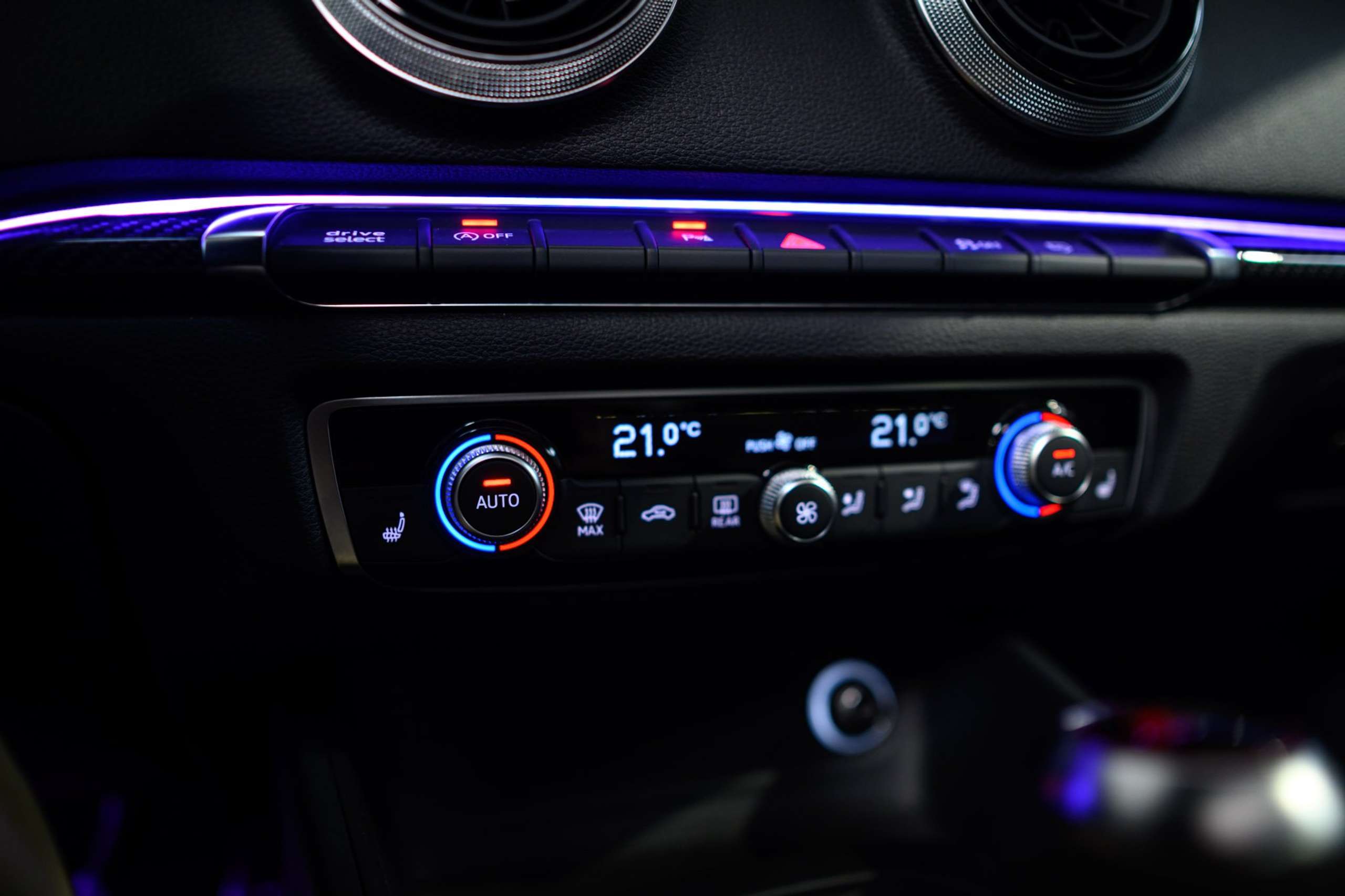 b548b5e0-a81b-4d0d-bde9-e46c729d183e44-audi-rs3-quattro-sedan-1-1-pts-colour-fulloption-pano.jpg