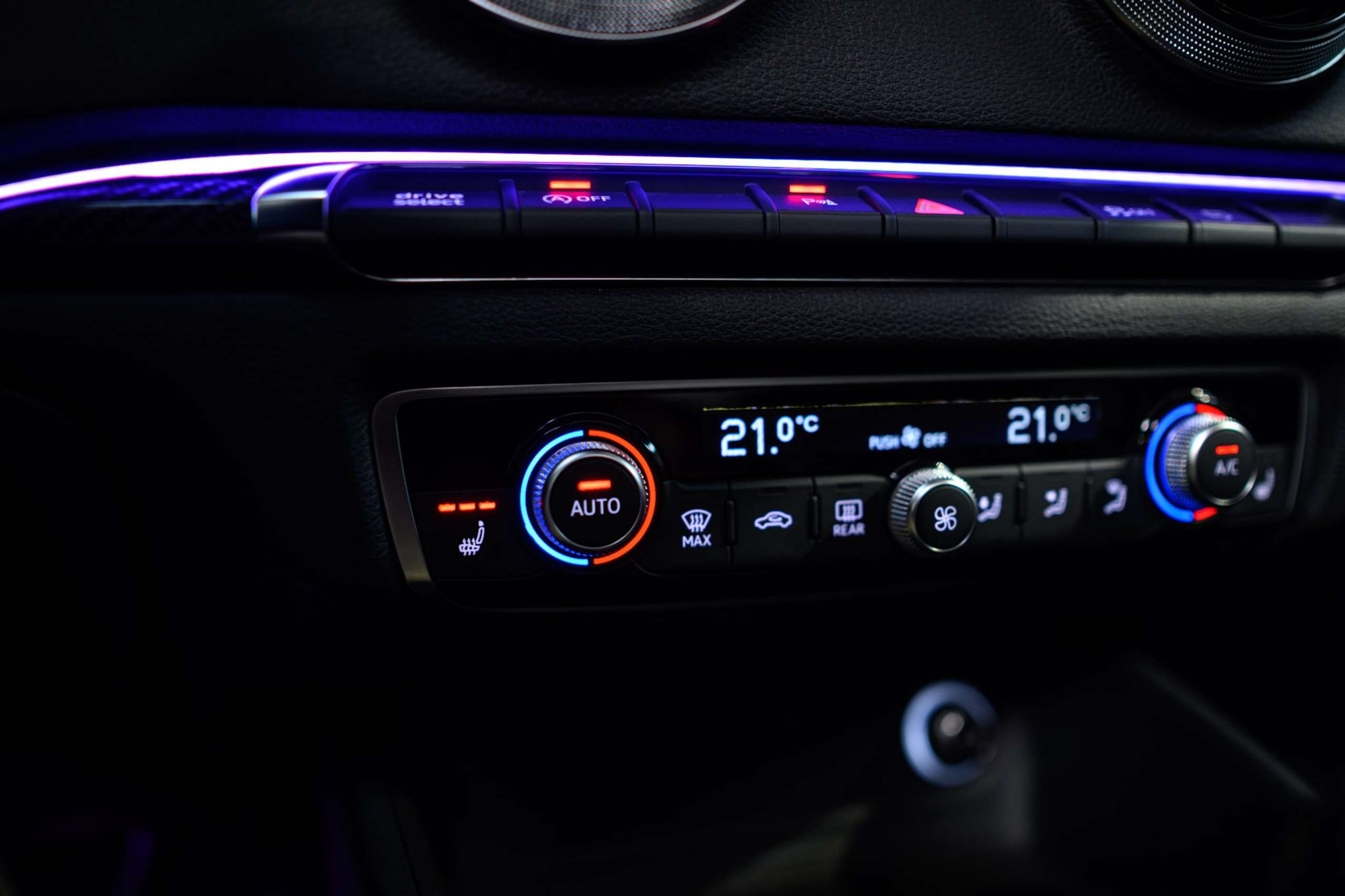 b548b5e0-a81b-4d0d-bde9-e46c729d183e45-audi-rs3-quattro-sedan-1-1-pts-colour-fulloption-pano.jpg