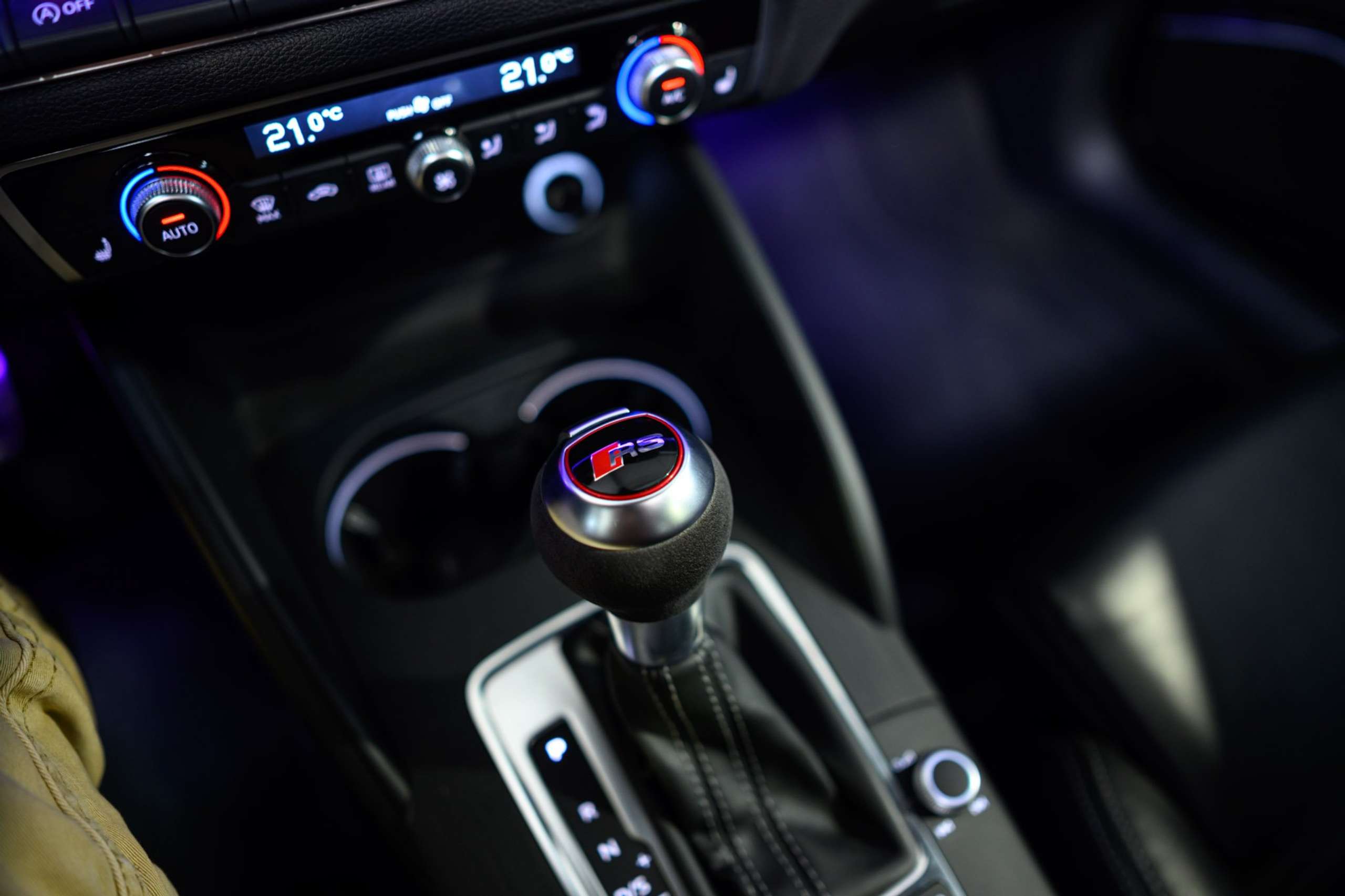 b548b5e0-a81b-4d0d-bde9-e46c729d183e46-audi-rs3-quattro-sedan-1-1-pts-colour-fulloption-pano.jpg