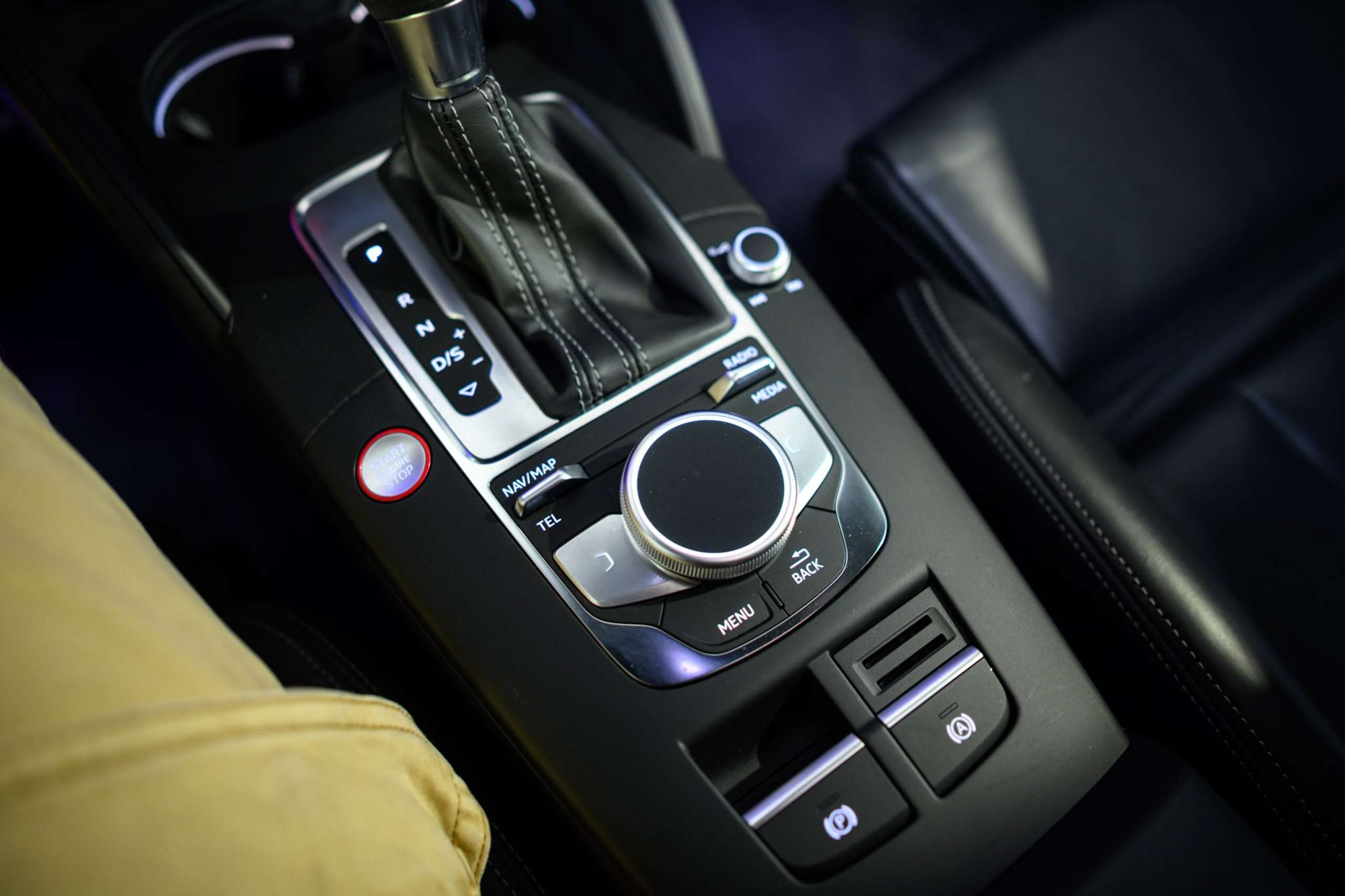 b548b5e0-a81b-4d0d-bde9-e46c729d183e48-audi-rs3-quattro-sedan-1-1-pts-colour-fulloption-pano.jpg