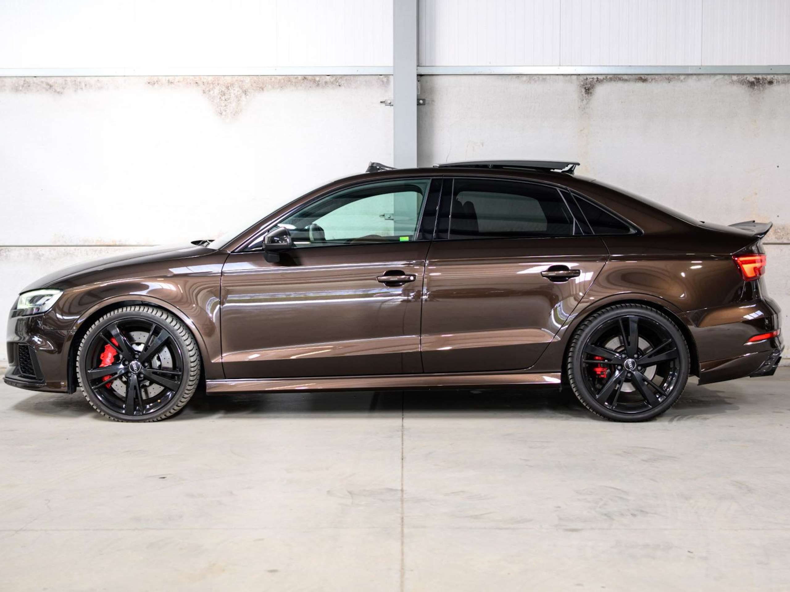b548b5e0-a81b-4d0d-bde9-e46c729d183e5-audi-rs3-quattro-sedan-1-1-pts-colour-fulloption-pano.jpg