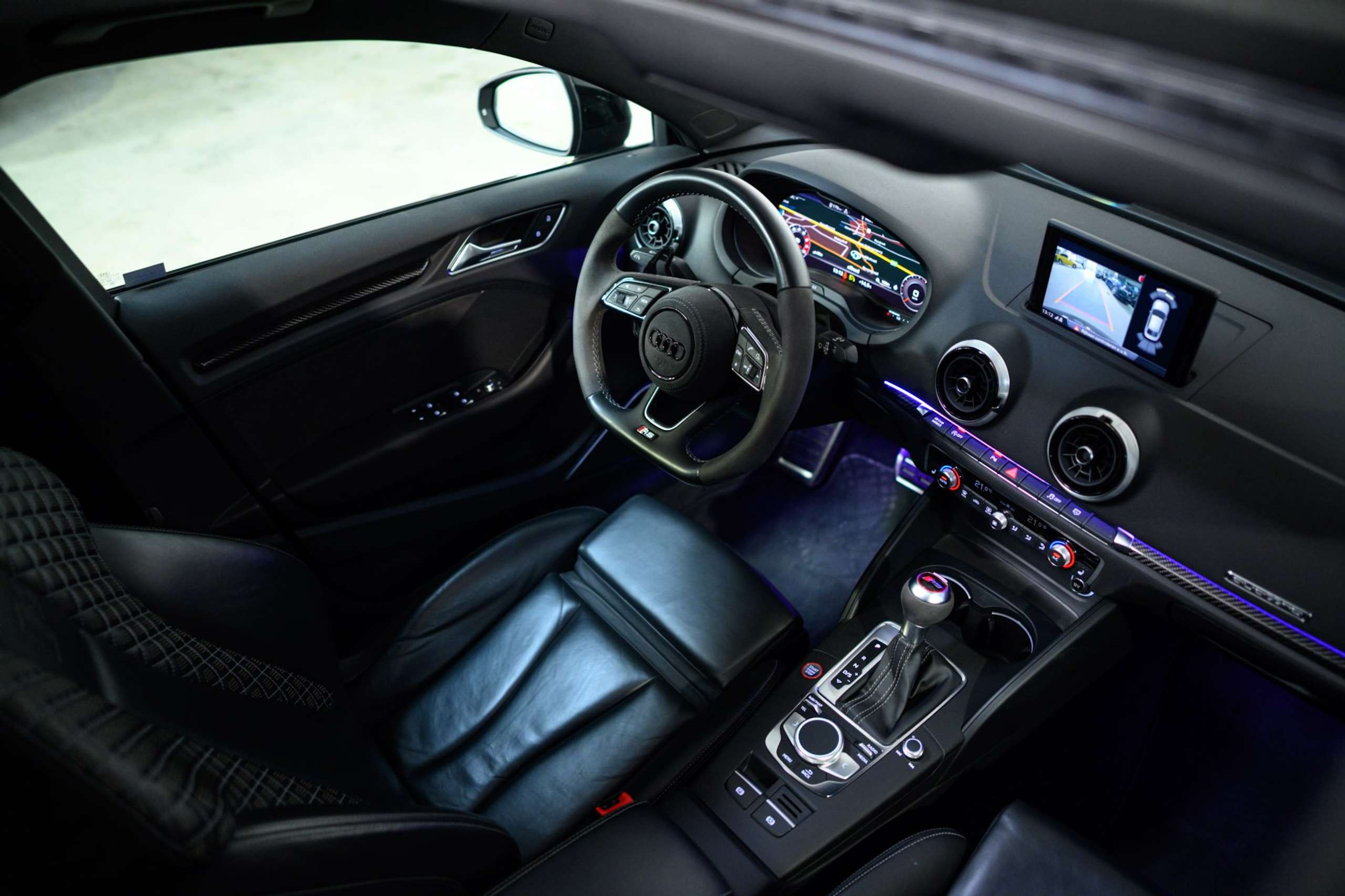 b548b5e0-a81b-4d0d-bde9-e46c729d183e8-audi-rs3-quattro-sedan-1-1-pts-colour-fulloption-pano.jpg