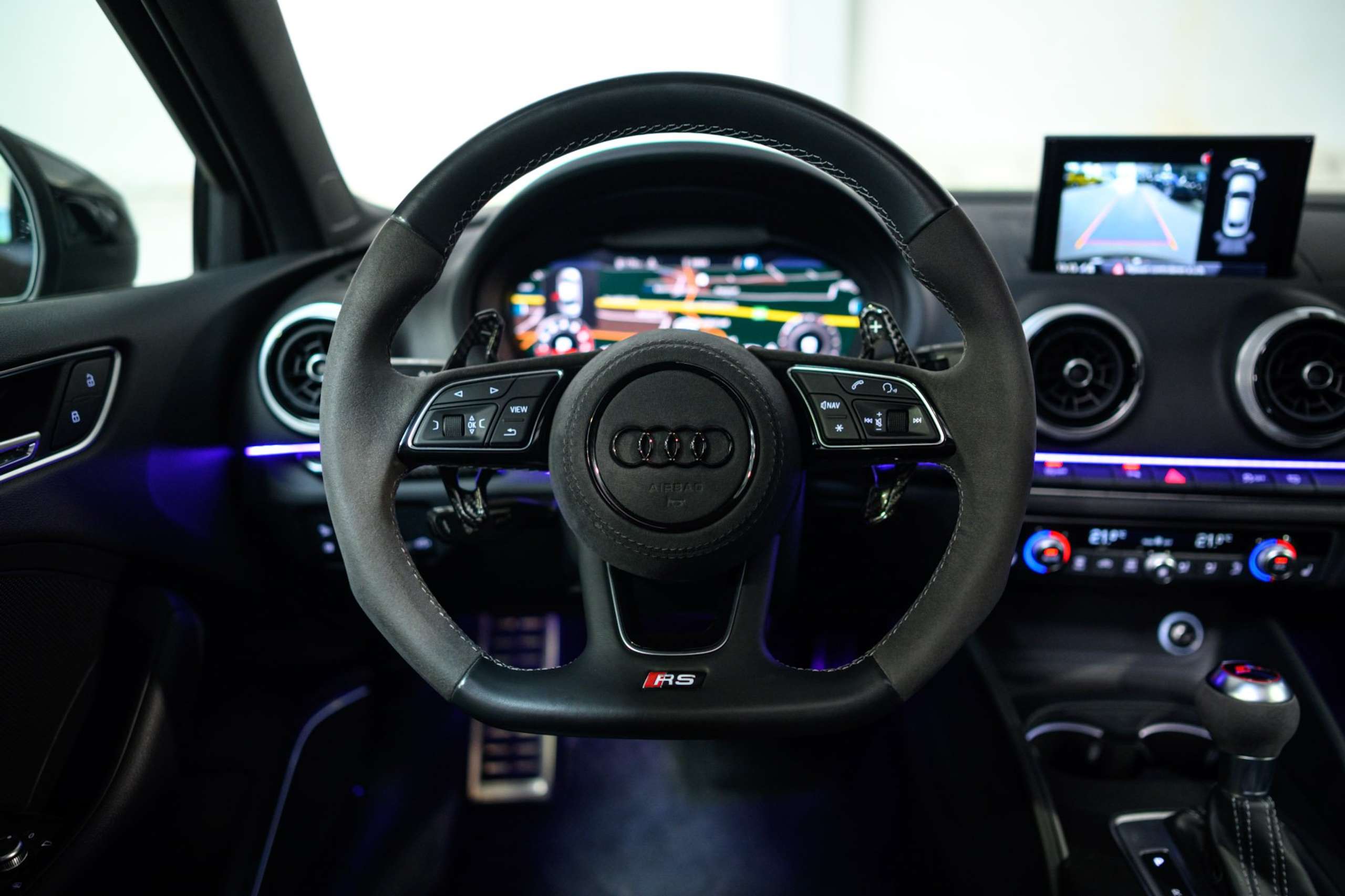 b548b5e0-a81b-4d0d-bde9-e46c729d183e9-audi-rs3-quattro-sedan-1-1-pts-colour-fulloption-pano.jpg
