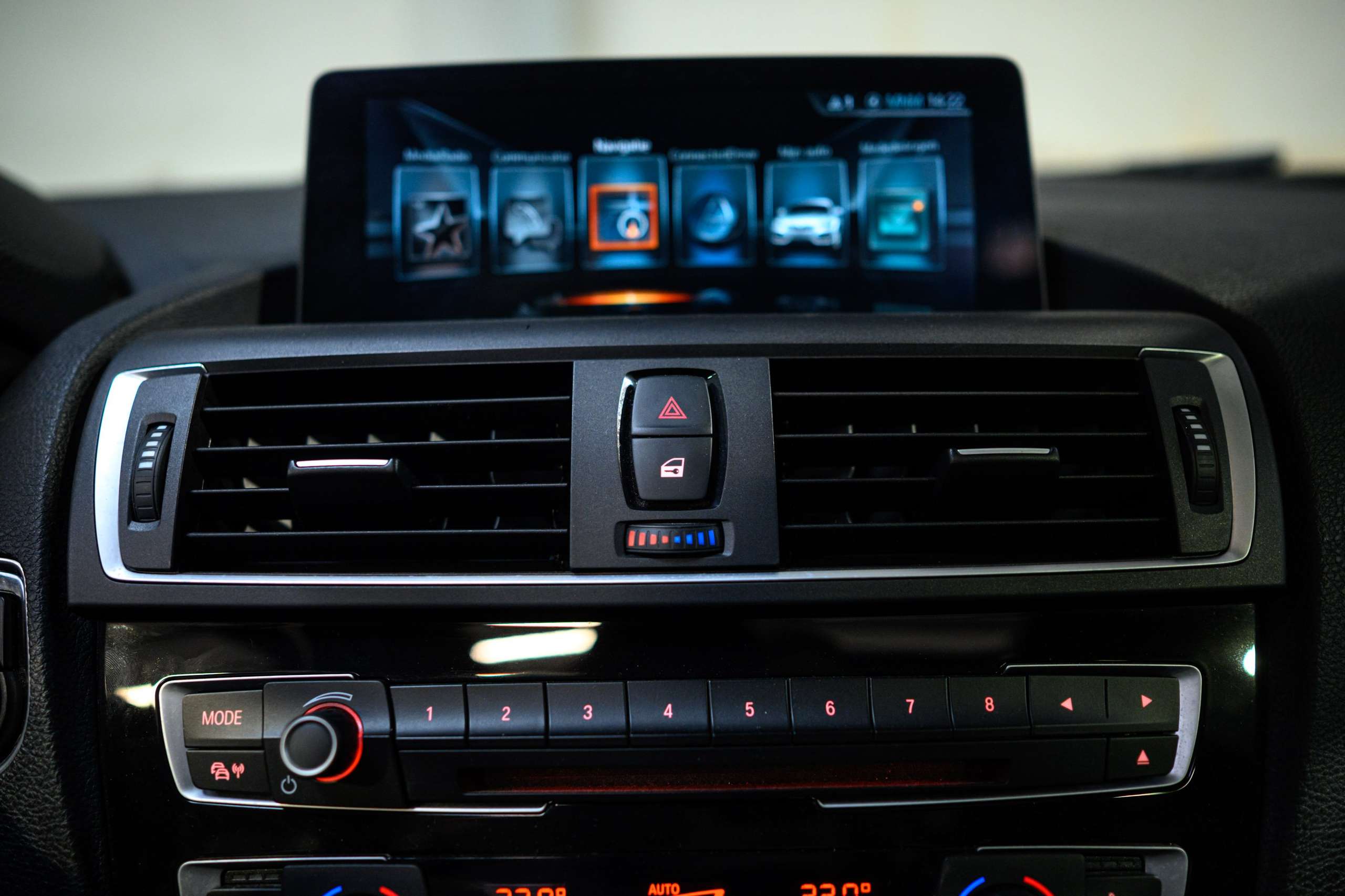 b7eeb420-9c62-46e4-a0af-fc30fdd80a3c34-bmw-m2-f87-dkg-navpro-carbon-pano-harman-kardon.jpg