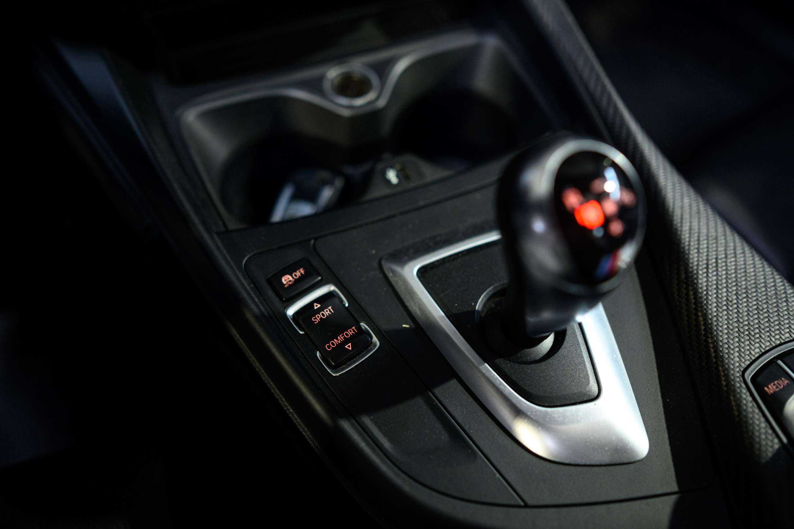 b7eeb420-9c62-46e4-a0af-fc30fdd80a3c38-bmw-m2-f87-dkg-navpro-carbon-pano-harman-kardon.jpg