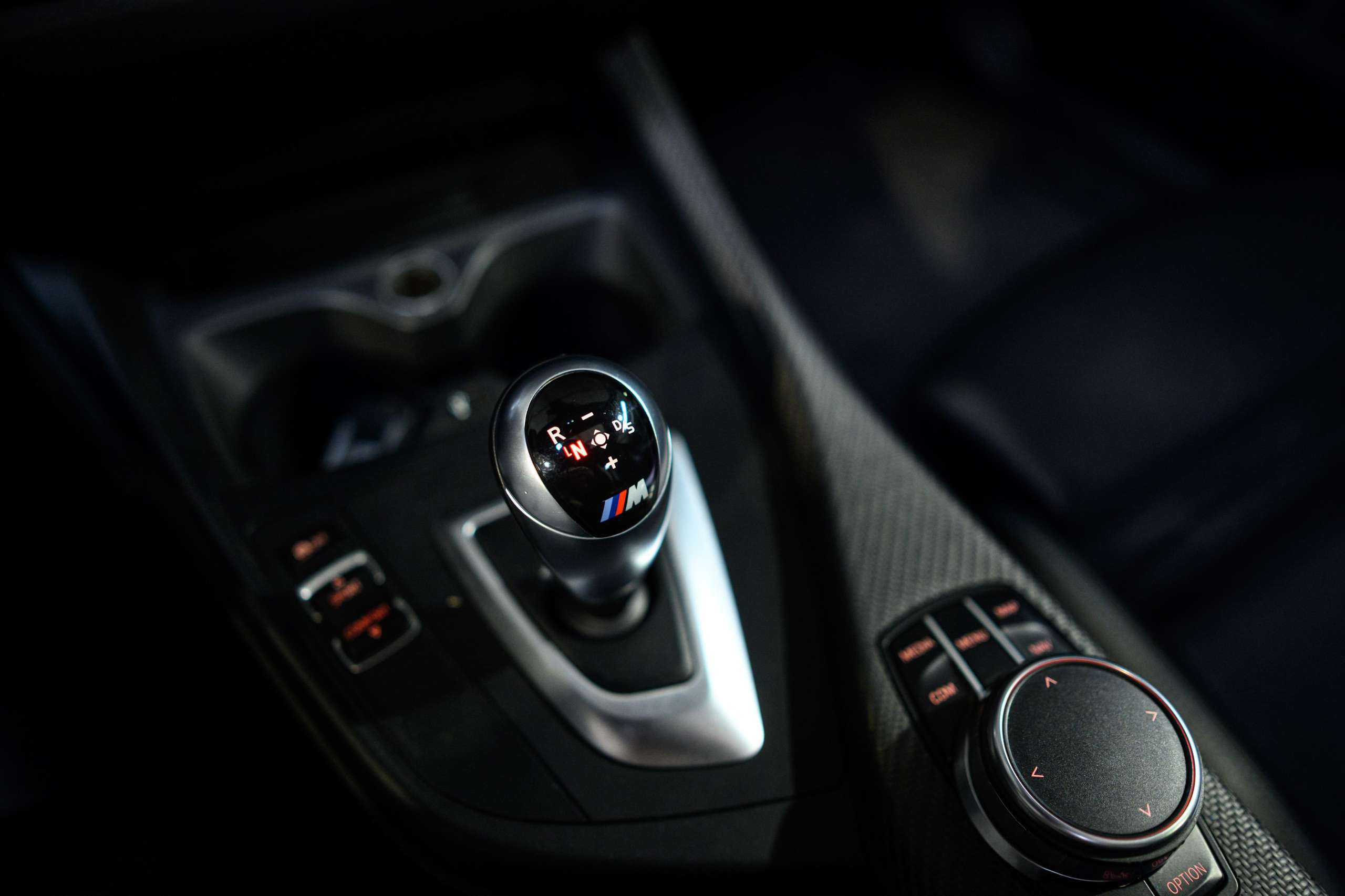 b7eeb420-9c62-46e4-a0af-fc30fdd80a3c39-bmw-m2-f87-dkg-navpro-carbon-pano-harman-kardon.jpg