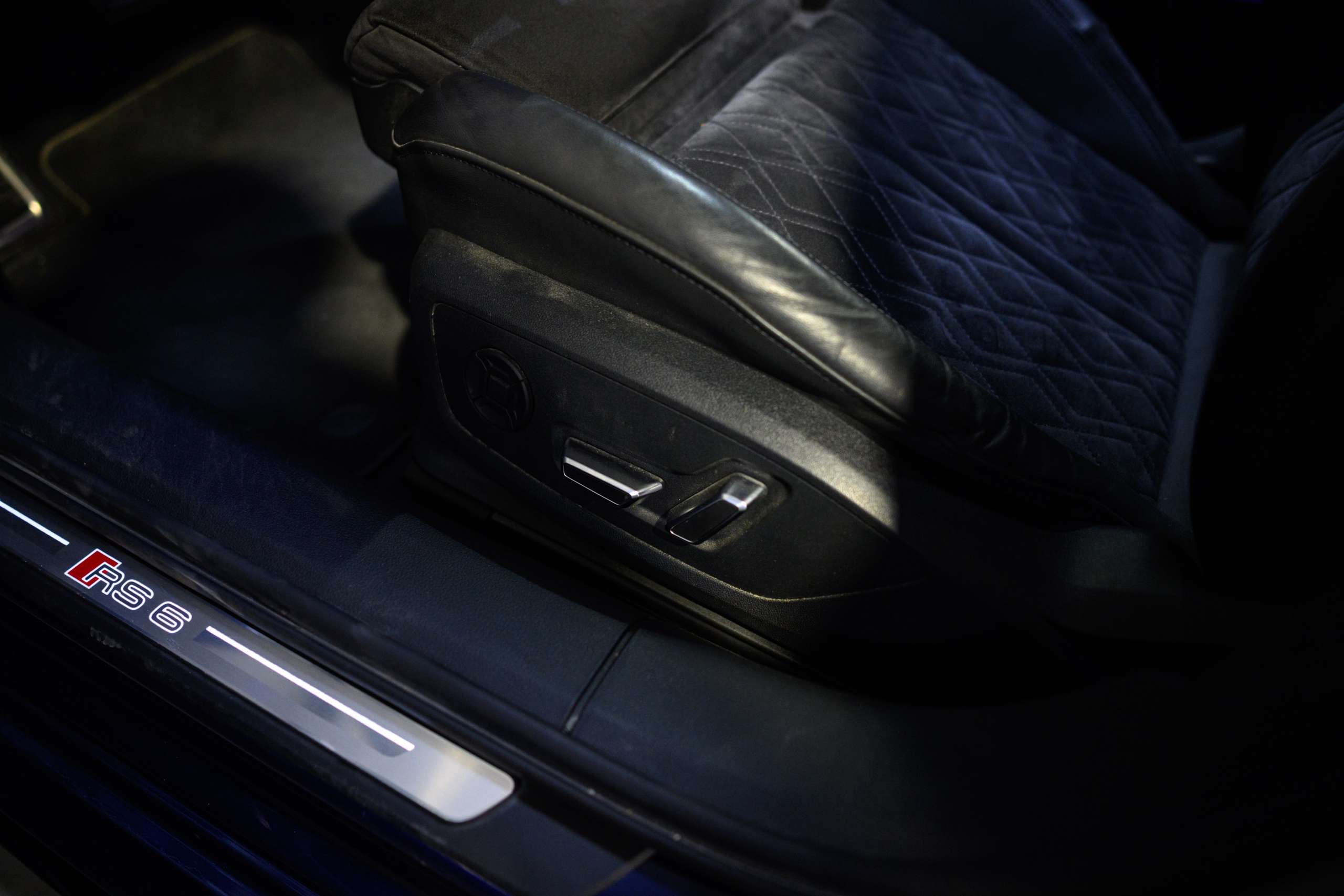 c86e6095-12f1-4979-9c75-00b5ce3d437534-audi-rs6-c8-avant-full-option-pano-bo-matrix-air.jpg