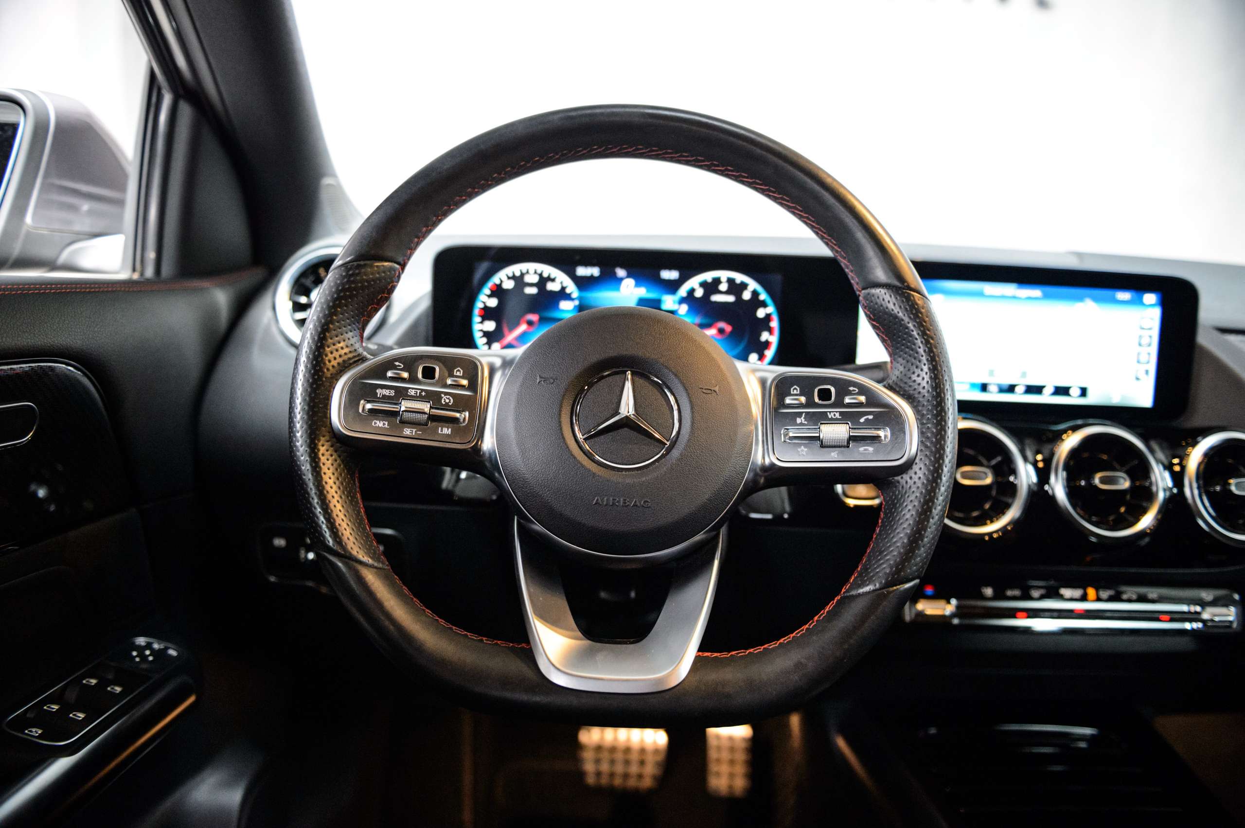 0bd1a06f-18cd-4141-8ddb-8a21c4269fa416-mercedes-benz-gla-200-amg-pack-virtualcockpit-navi-led-camera.jpg