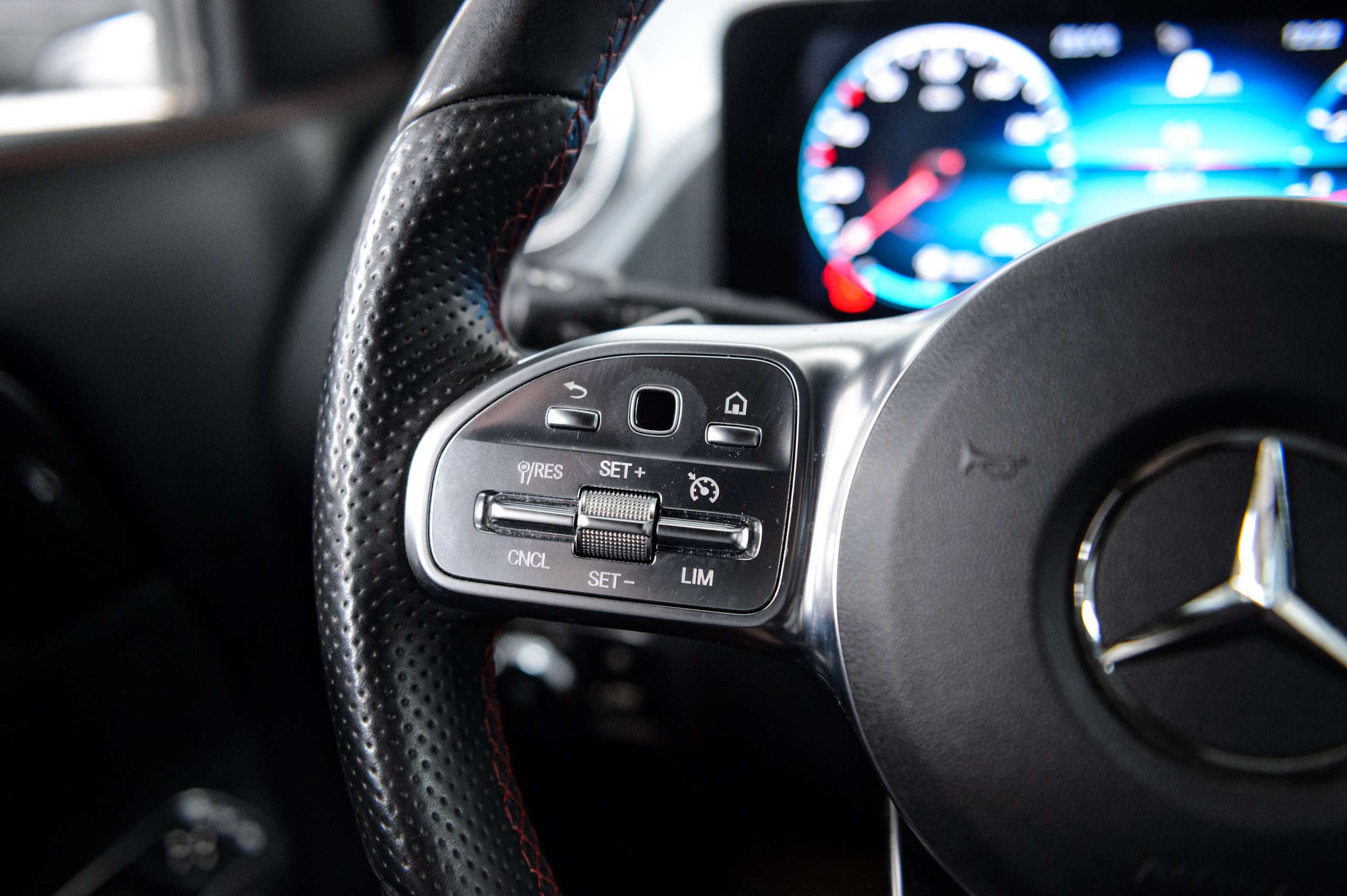 0bd1a06f-18cd-4141-8ddb-8a21c4269fa420-mercedes-benz-gla-200-amg-pack-virtualcockpit-navi-led-camera.jpg