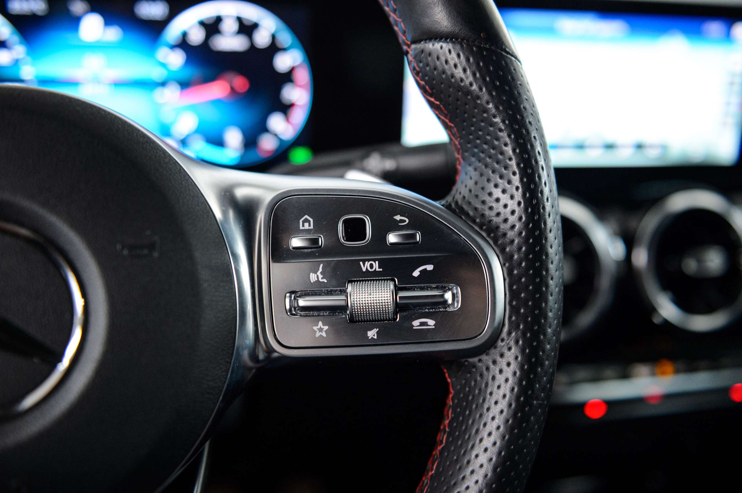 0bd1a06f-18cd-4141-8ddb-8a21c4269fa421-mercedes-benz-gla-200-amg-pack-virtualcockpit-navi-led-camera.jpg