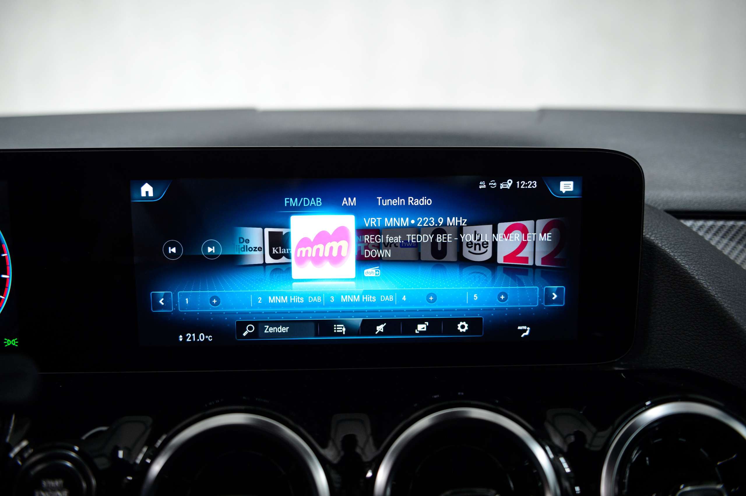 0bd1a06f-18cd-4141-8ddb-8a21c4269fa426-mercedes-benz-gla-200-amg-pack-virtualcockpit-navi-led-camera.jpg