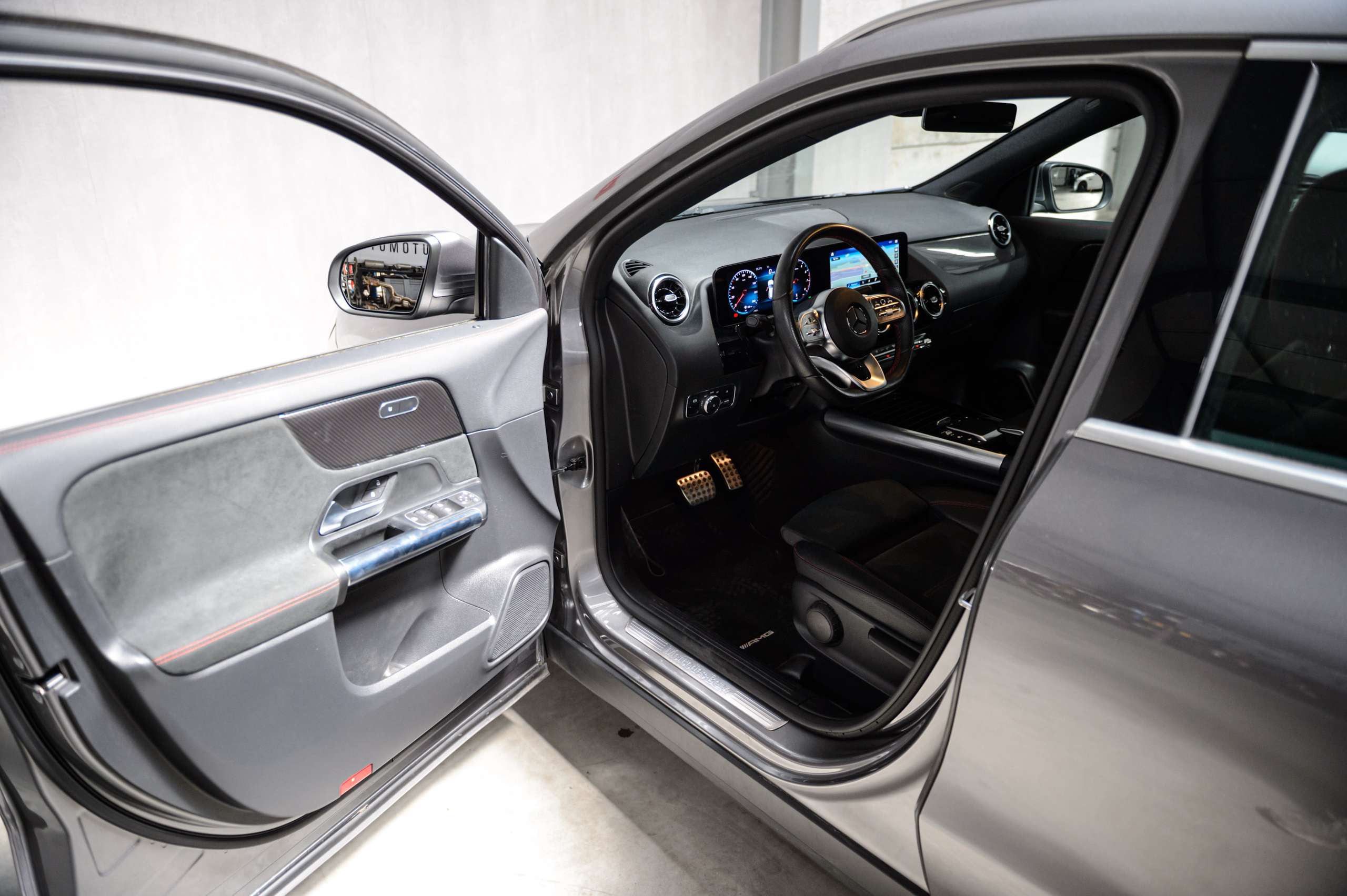 0bd1a06f-18cd-4141-8ddb-8a21c4269fa430-mercedes-benz-gla-200-amg-pack-virtualcockpit-navi-led-camera.jpg
