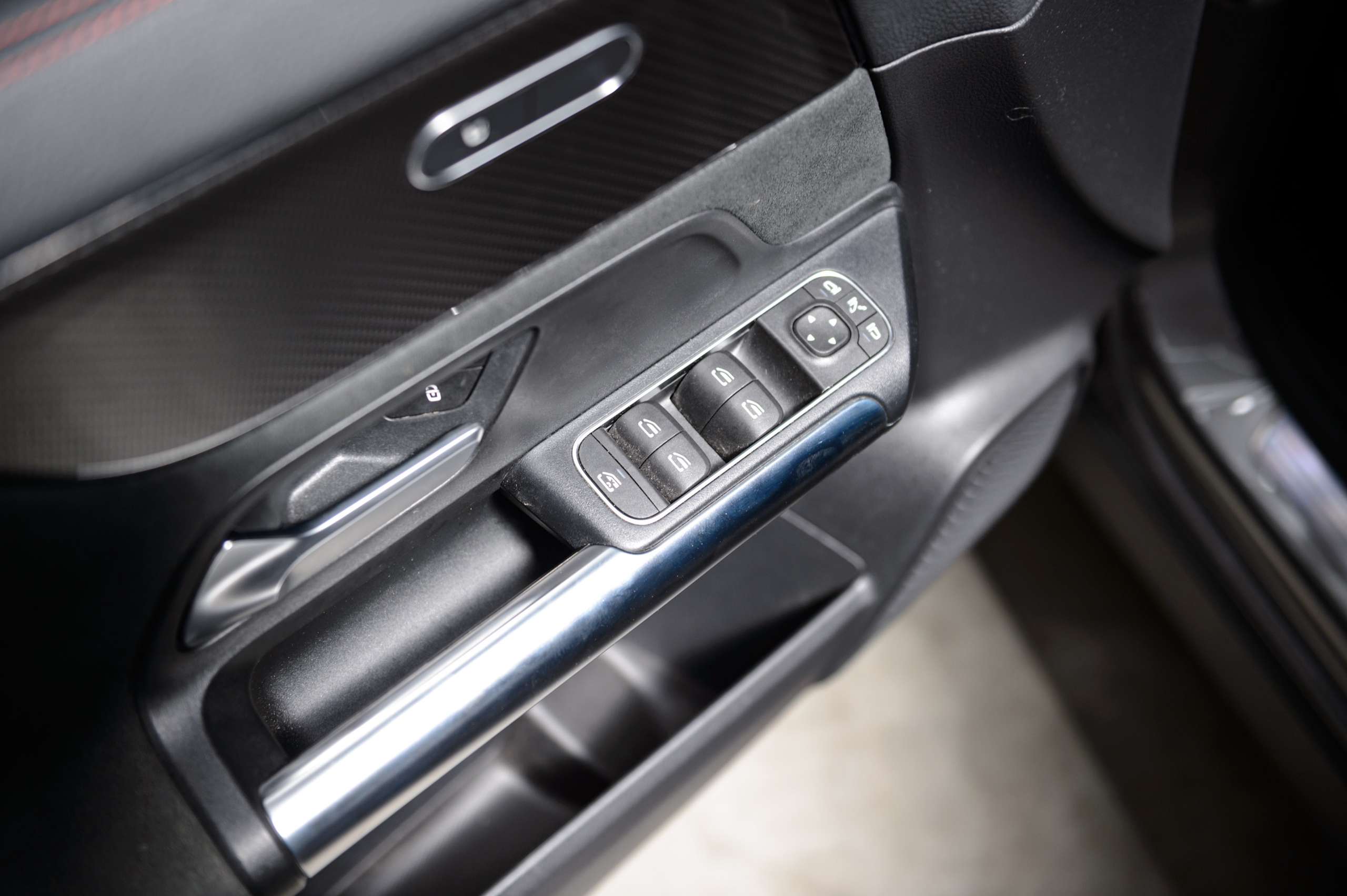 0bd1a06f-18cd-4141-8ddb-8a21c4269fa432-mercedes-benz-gla-200-amg-pack-virtualcockpit-navi-led-camera.jpg