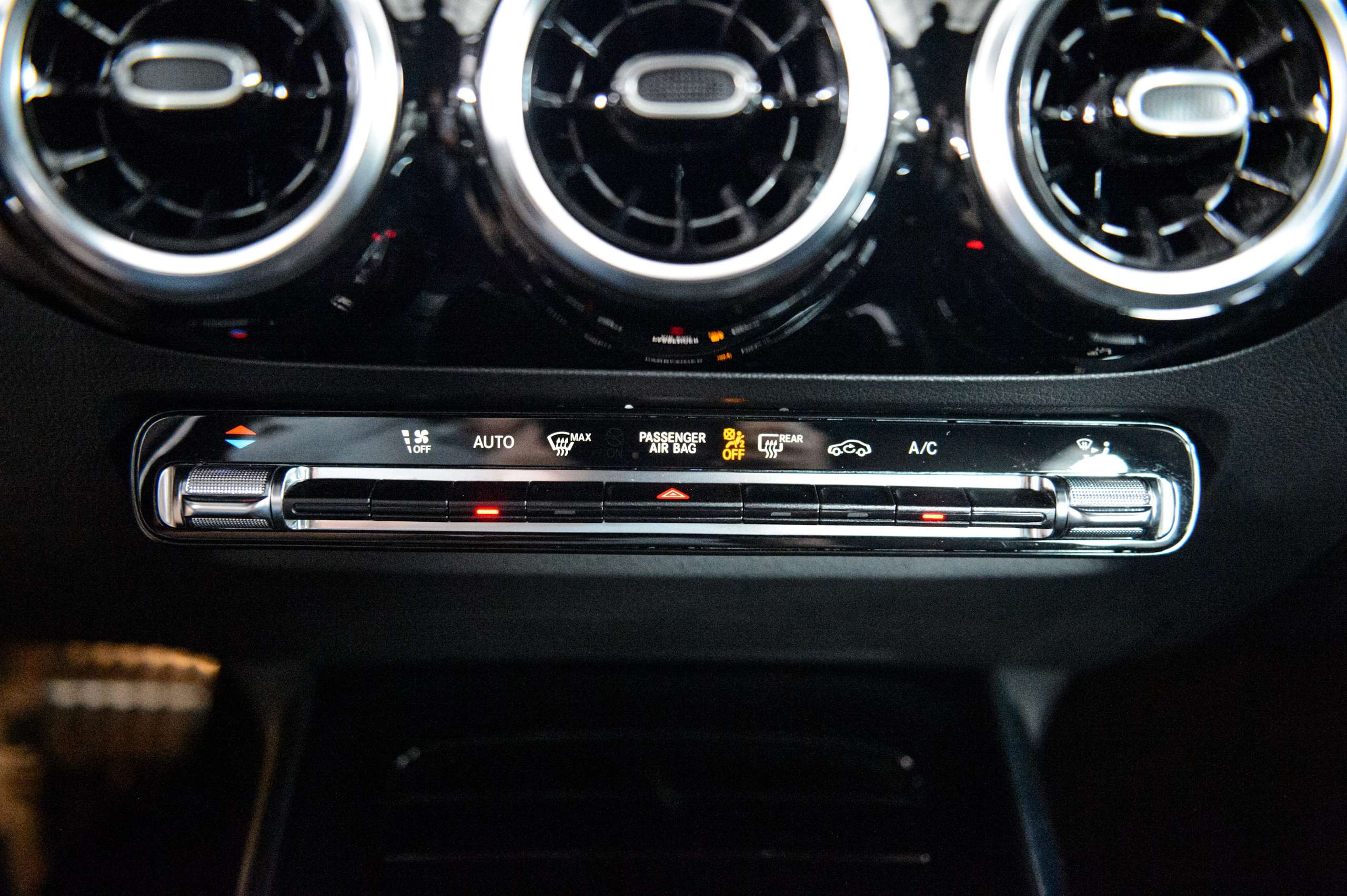 0bd1a06f-18cd-4141-8ddb-8a21c4269fa434-mercedes-benz-gla-200-amg-pack-virtualcockpit-navi-led-camera.jpg