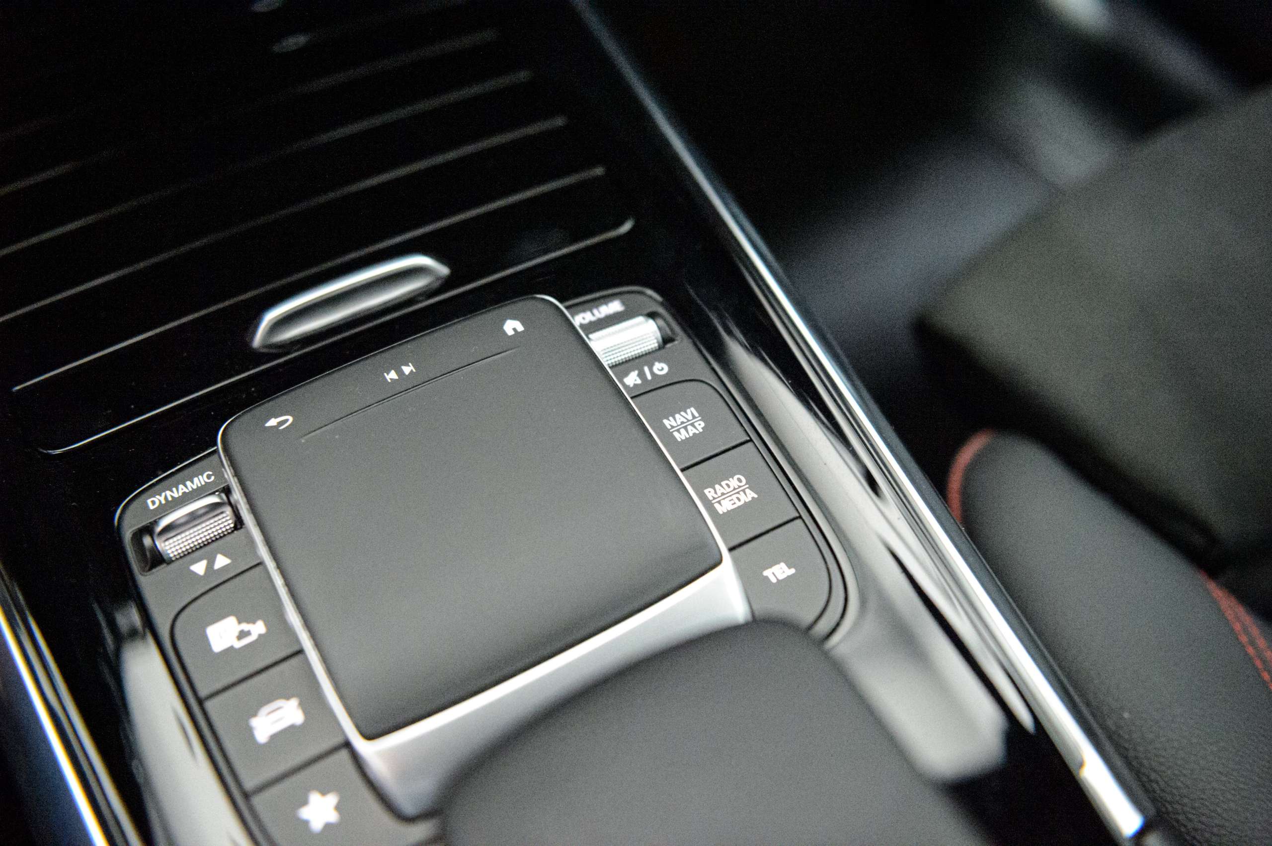 0bd1a06f-18cd-4141-8ddb-8a21c4269fa436-mercedes-benz-gla-200-amg-pack-virtualcockpit-navi-led-camera.jpg