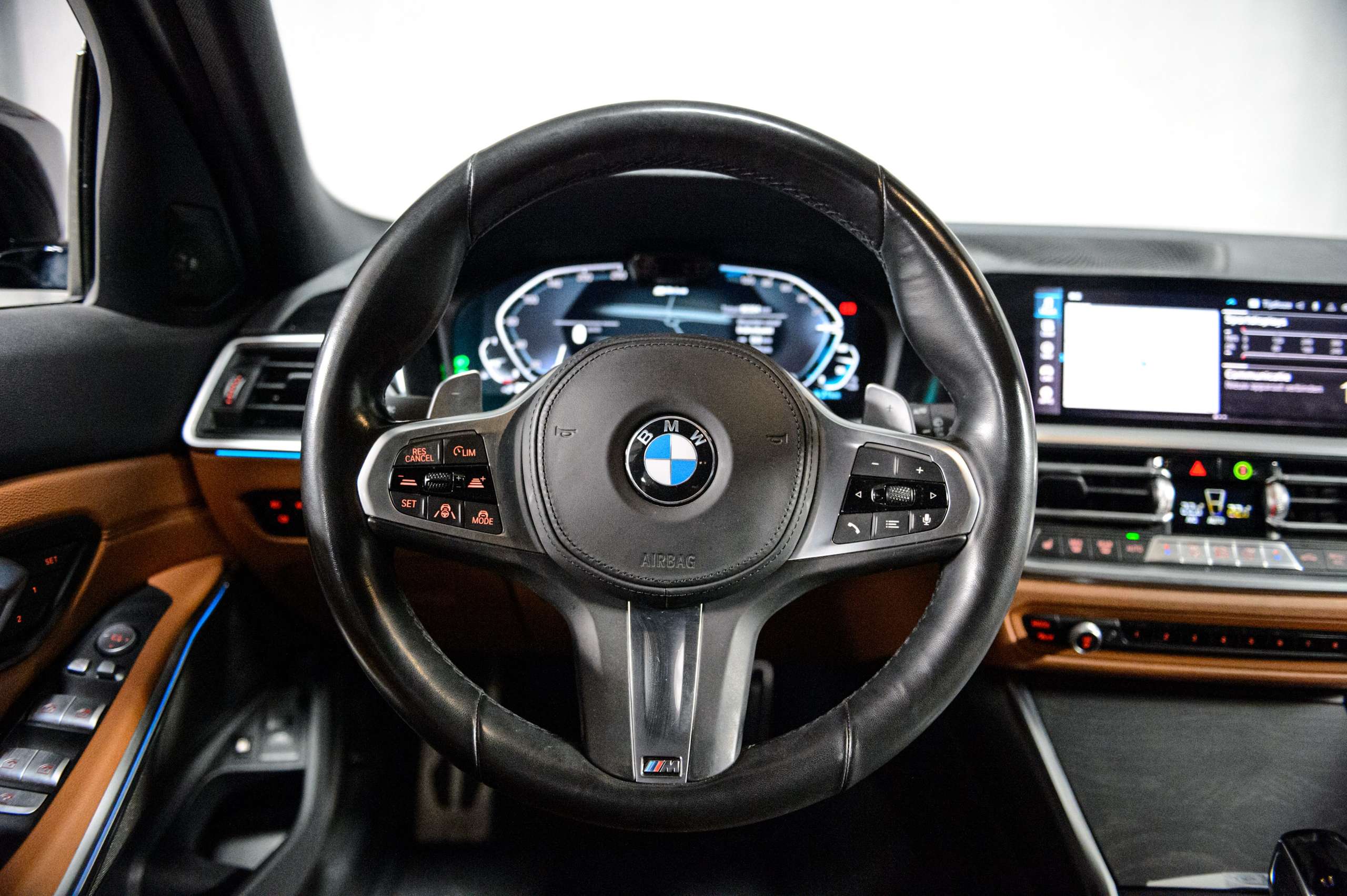 0daca288-5681-46da-bab2-7298e310fbec12-bmw-330-e-touring-m-pack-laser-cognac-m3-seats-hud.jpg