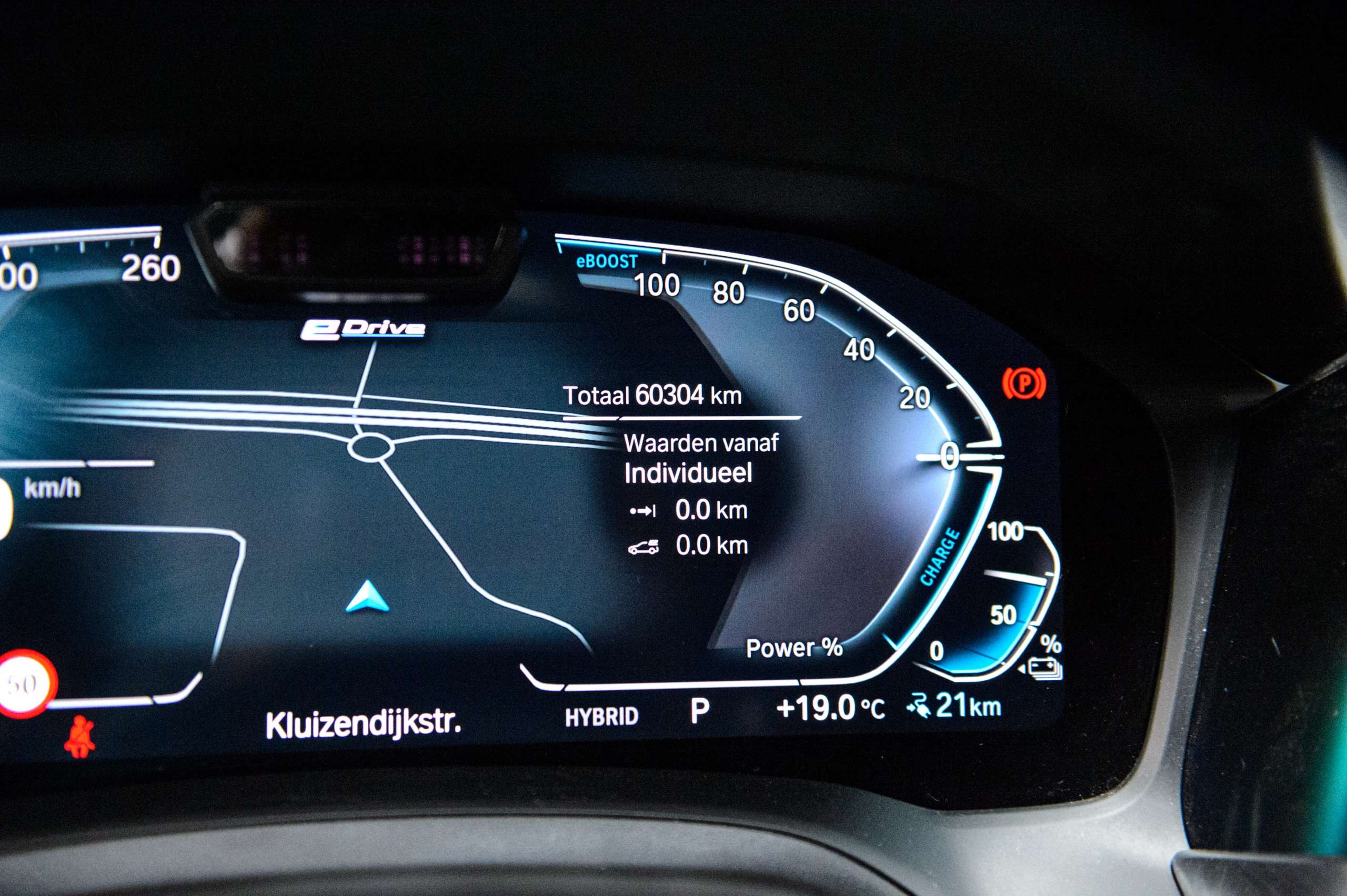 0daca288-5681-46da-bab2-7298e310fbec13-bmw-330-e-touring-m-pack-laser-cognac-m3-seats-hud.jpg