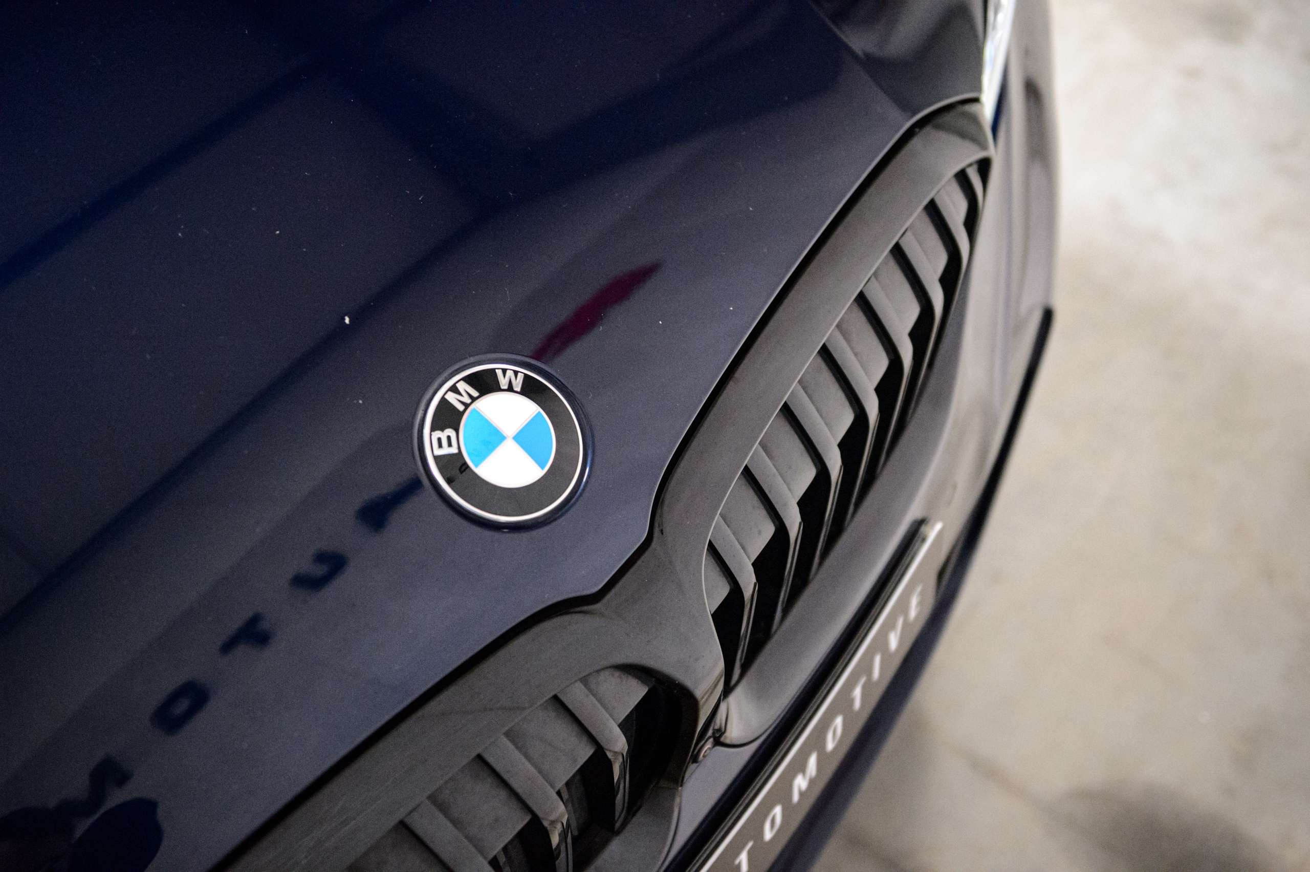 0daca288-5681-46da-bab2-7298e310fbec17-bmw-330-e-touring-m-pack-laser-cognac-m3-seats-hud.jpg