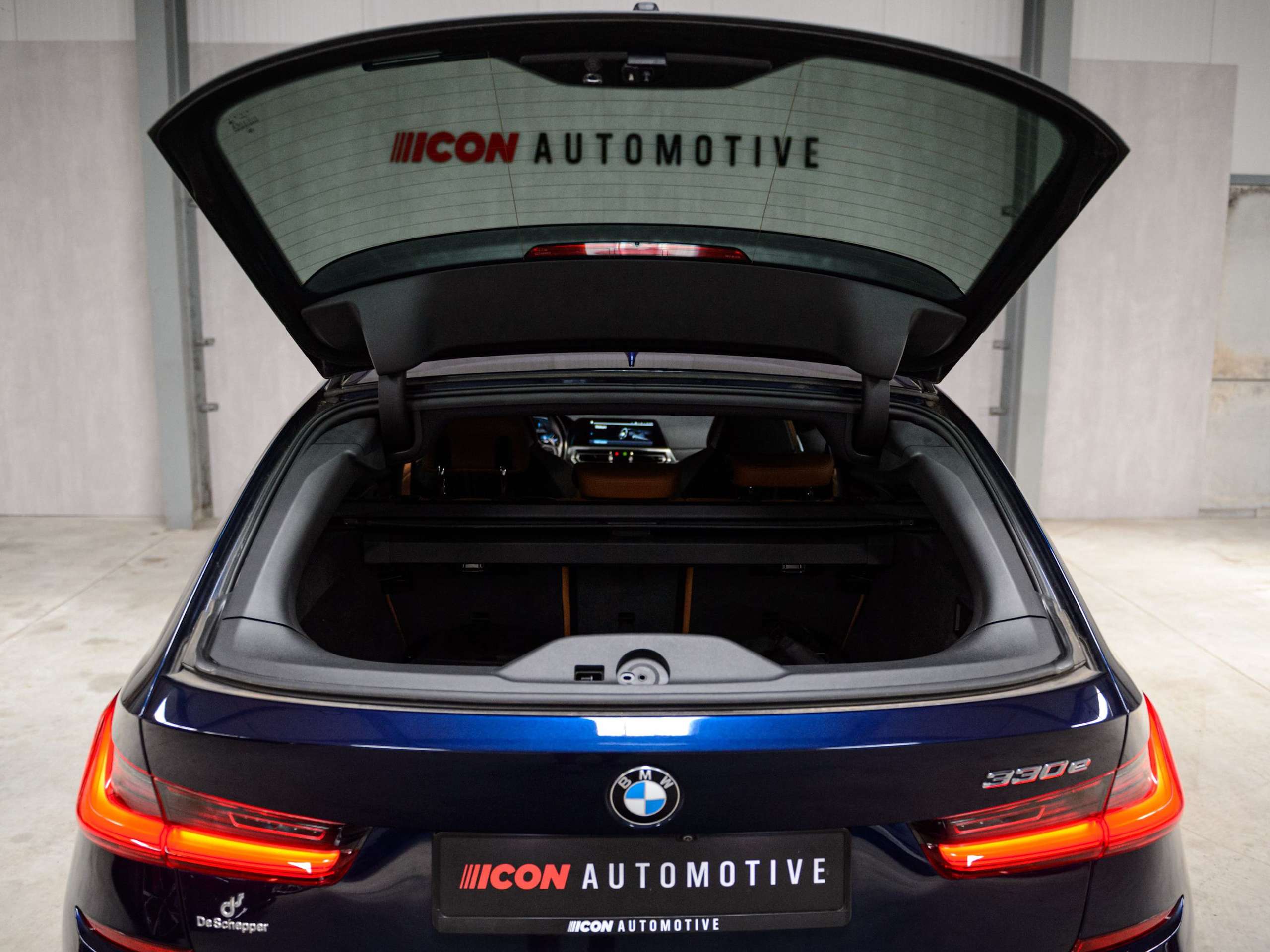 0daca288-5681-46da-bab2-7298e310fbec21-bmw-330-e-touring-m-pack-laser-cognac-m3-seats-hud.jpg