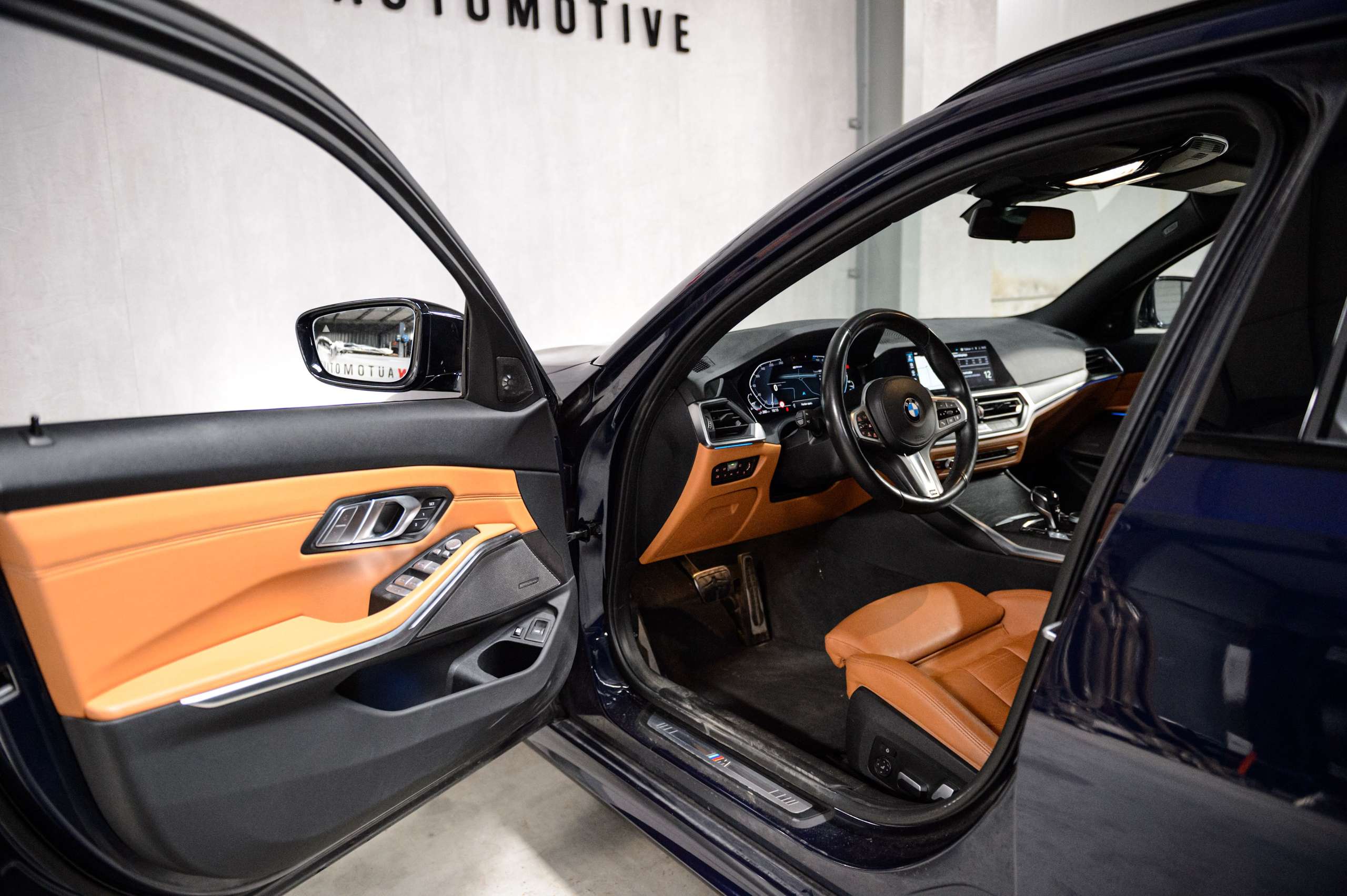 0daca288-5681-46da-bab2-7298e310fbec22-bmw-330-e-touring-m-pack-laser-cognac-m3-seats-hud.jpg
