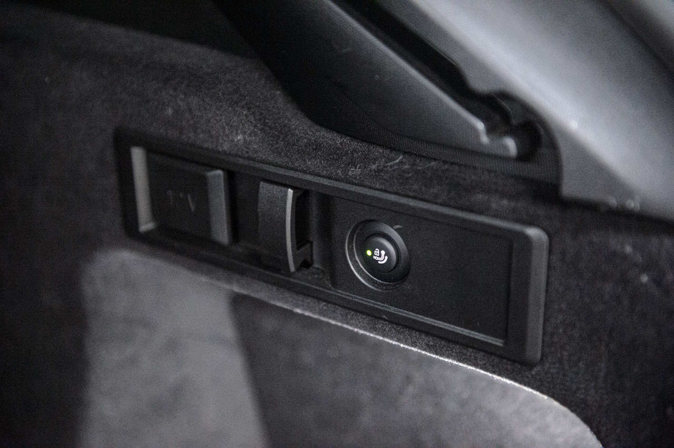 0daca288-5681-46da-bab2-7298e310fbec23-bmw-330-e-touring-m-pack-laser-cognac-m3-seats-hud.jpg