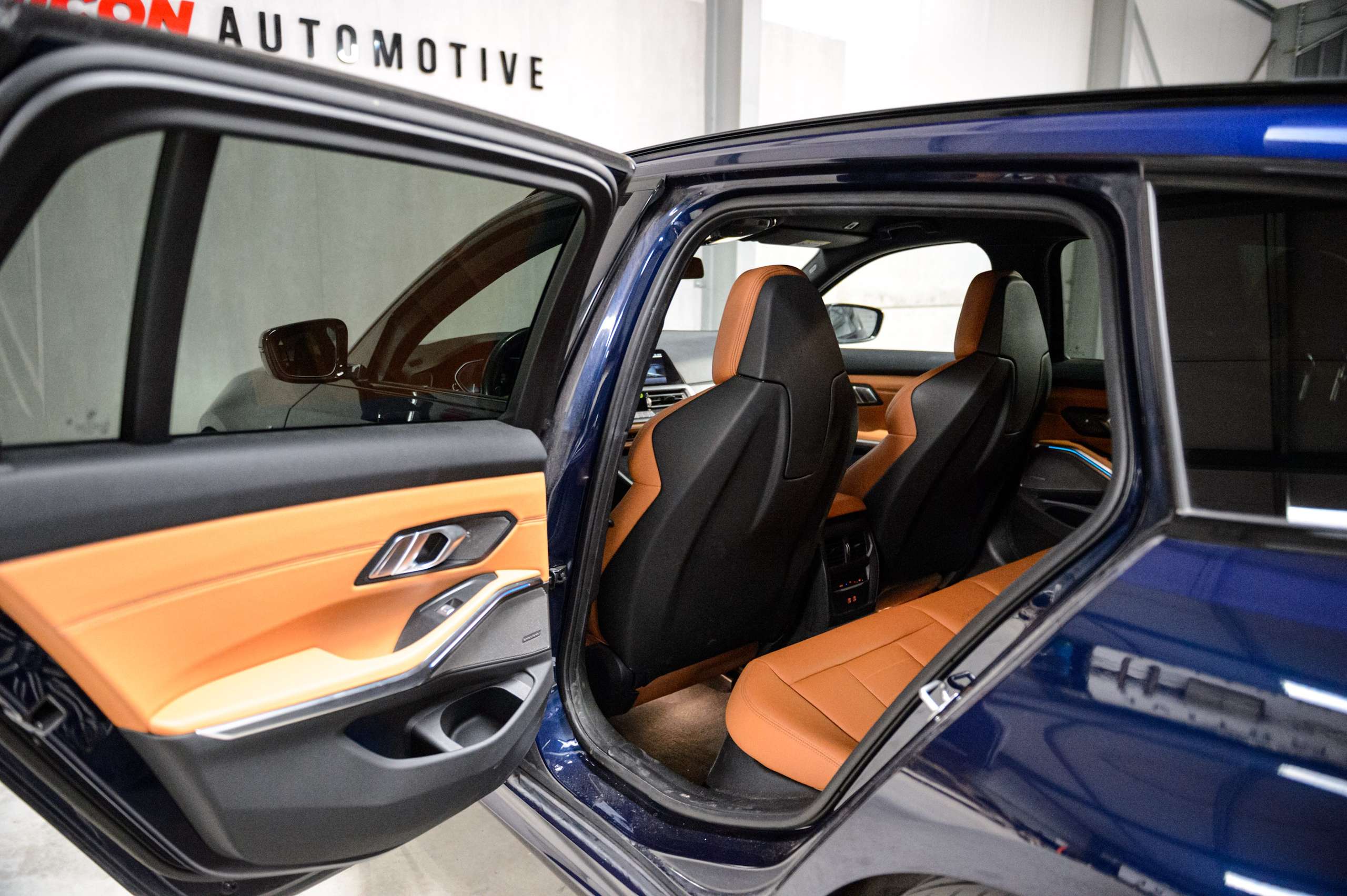 0daca288-5681-46da-bab2-7298e310fbec25-bmw-330-e-touring-m-pack-laser-cognac-m3-seats-hud.jpg