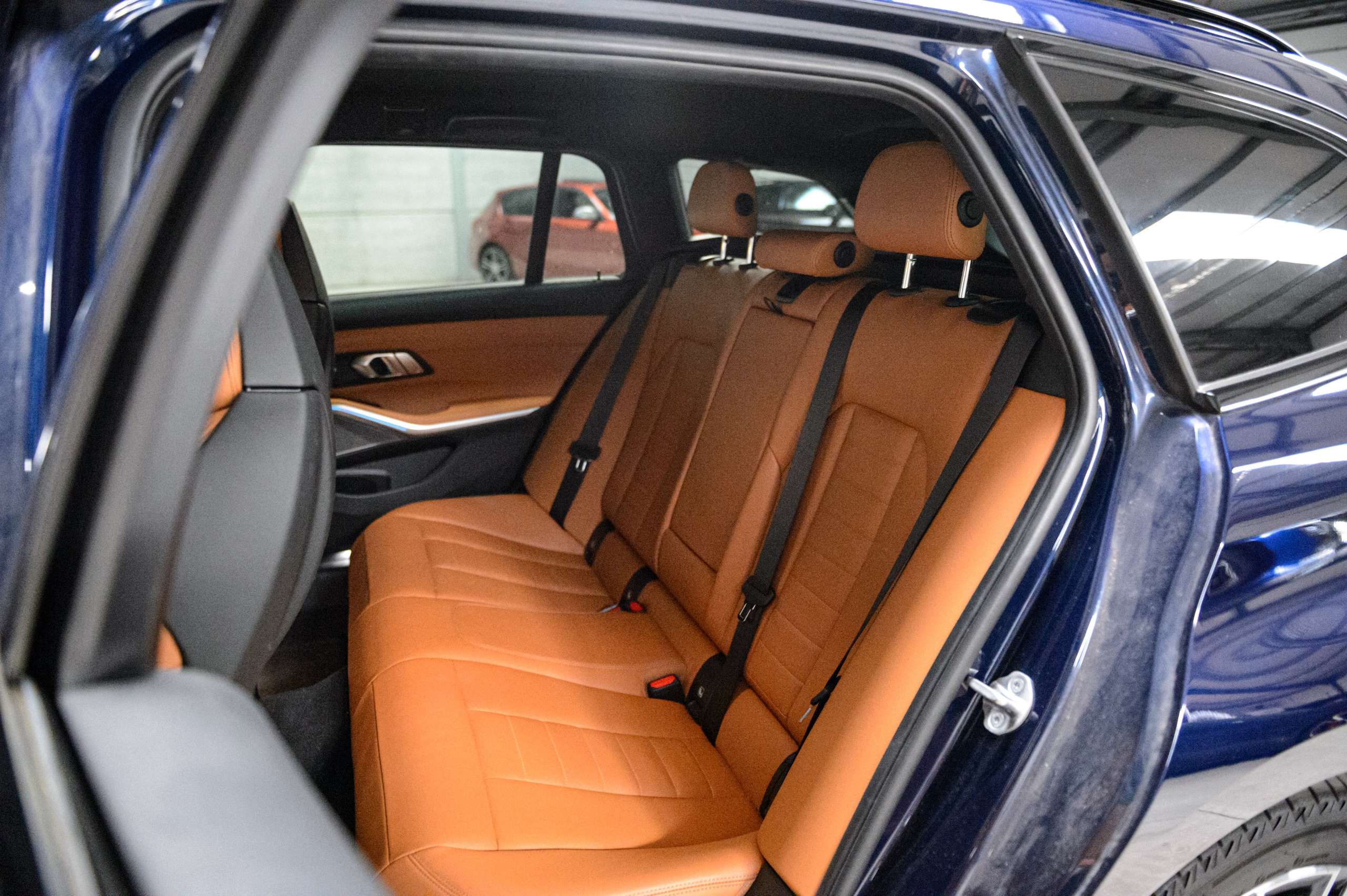 0daca288-5681-46da-bab2-7298e310fbec26-bmw-330-e-touring-m-pack-laser-cognac-m3-seats-hud.jpg