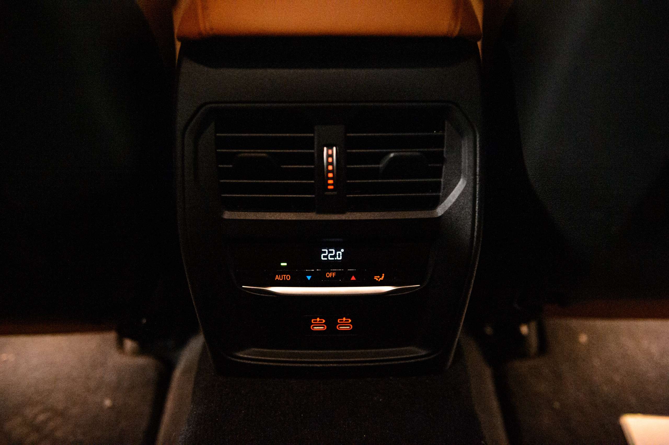 0daca288-5681-46da-bab2-7298e310fbec27-bmw-330-e-touring-m-pack-laser-cognac-m3-seats-hud.jpg