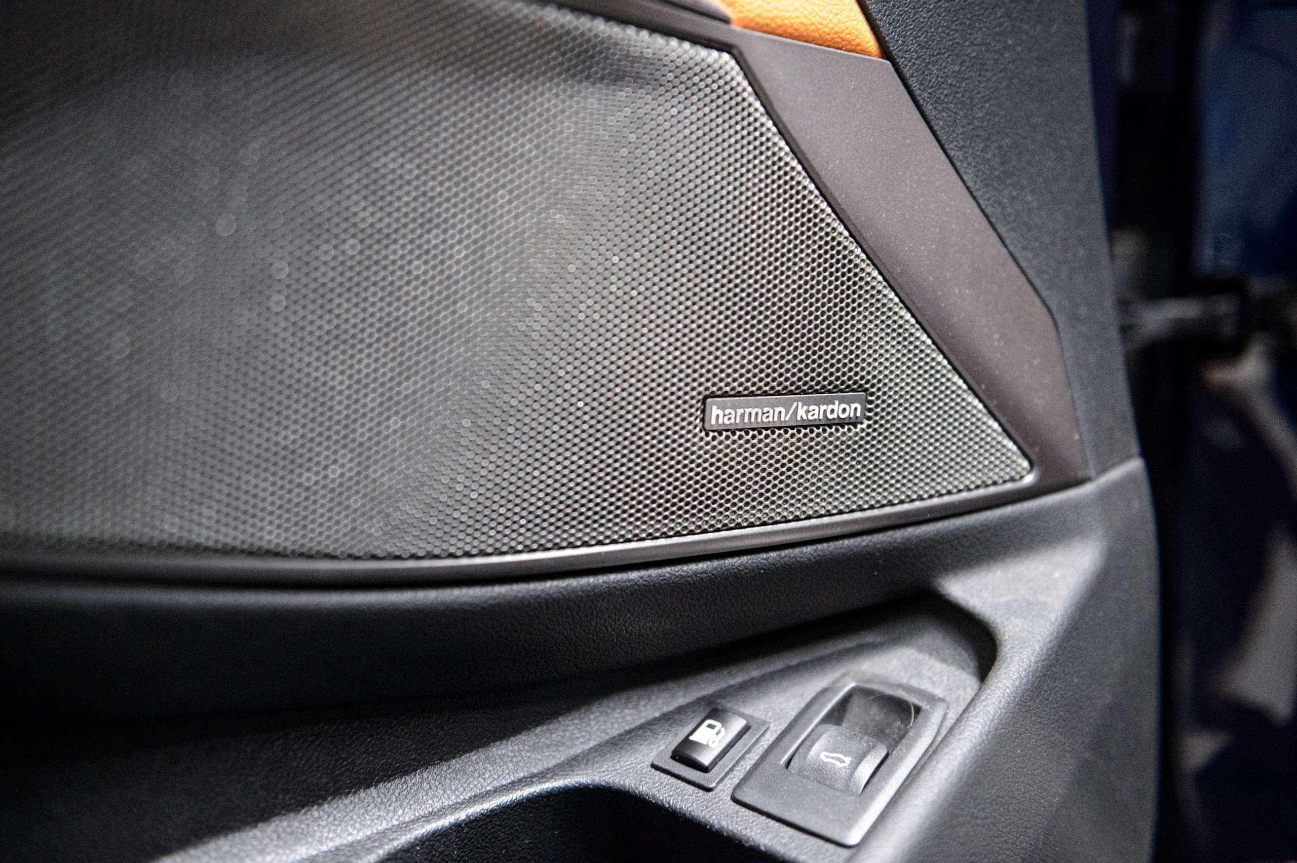 0daca288-5681-46da-bab2-7298e310fbec29-bmw-330-e-touring-m-pack-laser-cognac-m3-seats-hud.jpg