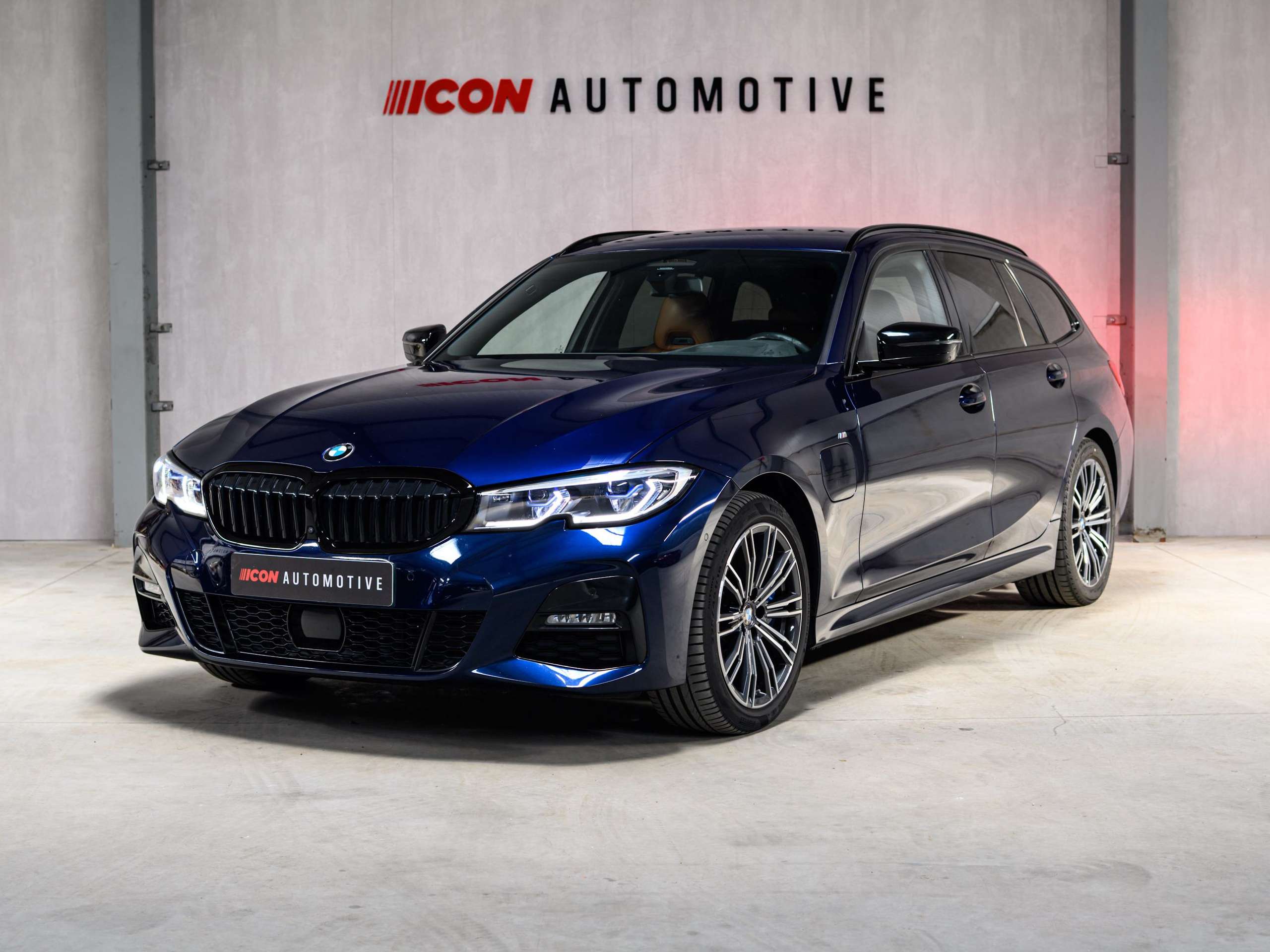 0daca288-5681-46da-bab2-7298e310fbec3-bmw-330-e-touring-m-pack-laser-cognac-m3-seats-hud.jpg