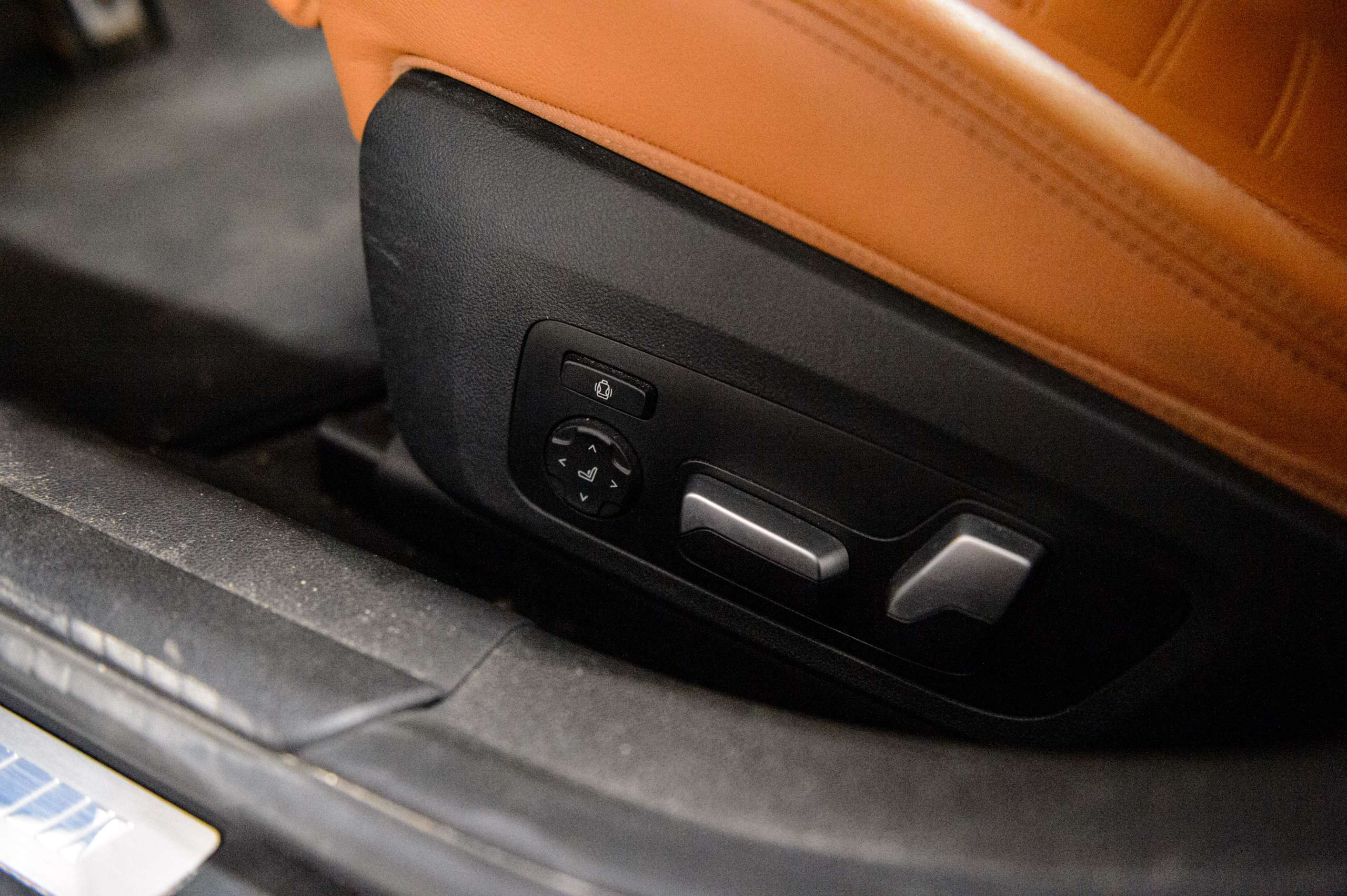 0daca288-5681-46da-bab2-7298e310fbec30-bmw-330-e-touring-m-pack-laser-cognac-m3-seats-hud.jpg